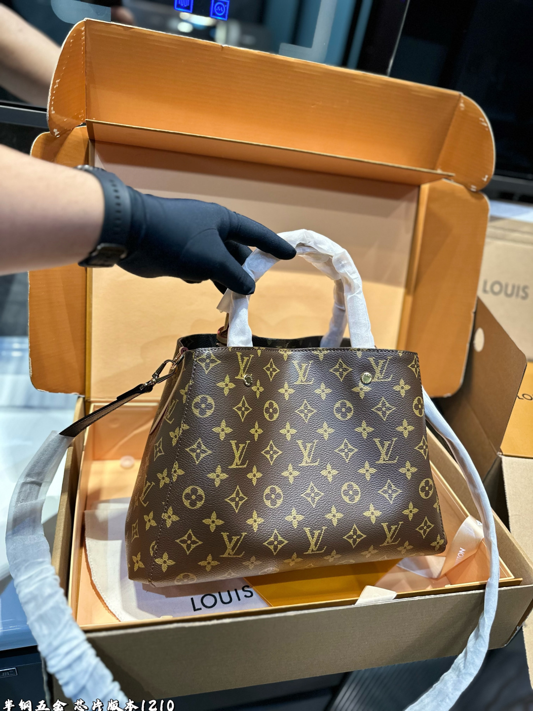 ❤️p185p180（礼盒包装）❤️ LV 蒙田包手袋将俏皮挺括的外部设计与整齐有序的包内空间结合在一起，是商务包款的理想之选。这款手袋配有一条超长的可拆卸背带，既可手提、臂挽，亦可斜背，打造时尚扮相。尺寸：大号32 23 小号29 20