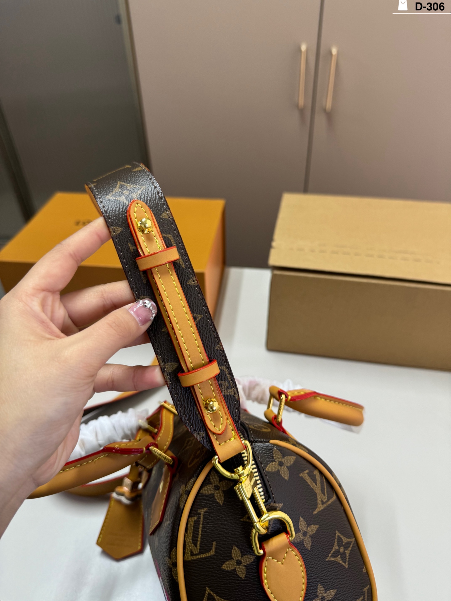 💰p160 D-306尺寸28×14折叠盒飞机盒 LV NanoSpeedy 圣诞限定Nano Speedy, Vivienne卡通形象超可爱! 日常出街或节日氛围感满分尺寸小巧 是LV圣诞限定系列热门款,收藏or送礼都超合适