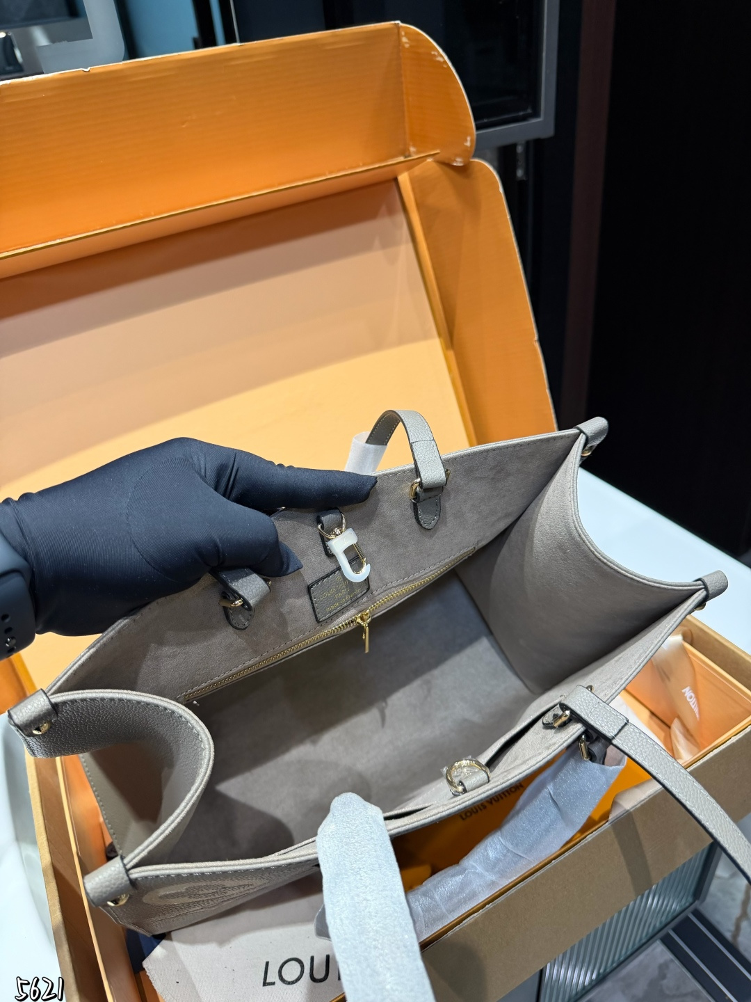 ❤️p195（折叠礼盒）❤️ LV Onthego 35cm 压字 丛林包时尚托特包 大象灰Lv A/B面喷绘 onthego妈咪袋 性价比之王这是一款超赞的包型，灵感来自于恶搞Lv的街头品牌，曾经的曾经，Louis VI litton永远不会走下神坛，非常值得入的一季，超大购物袋，不容易变形 而且大Logo的设计超级好看。除了手拎以外，还非常贴心的加了中长的肩挎的肩带，可以说是非常赞了，秒杀市场一切低端货上身真的很有气质！尺寸35cm