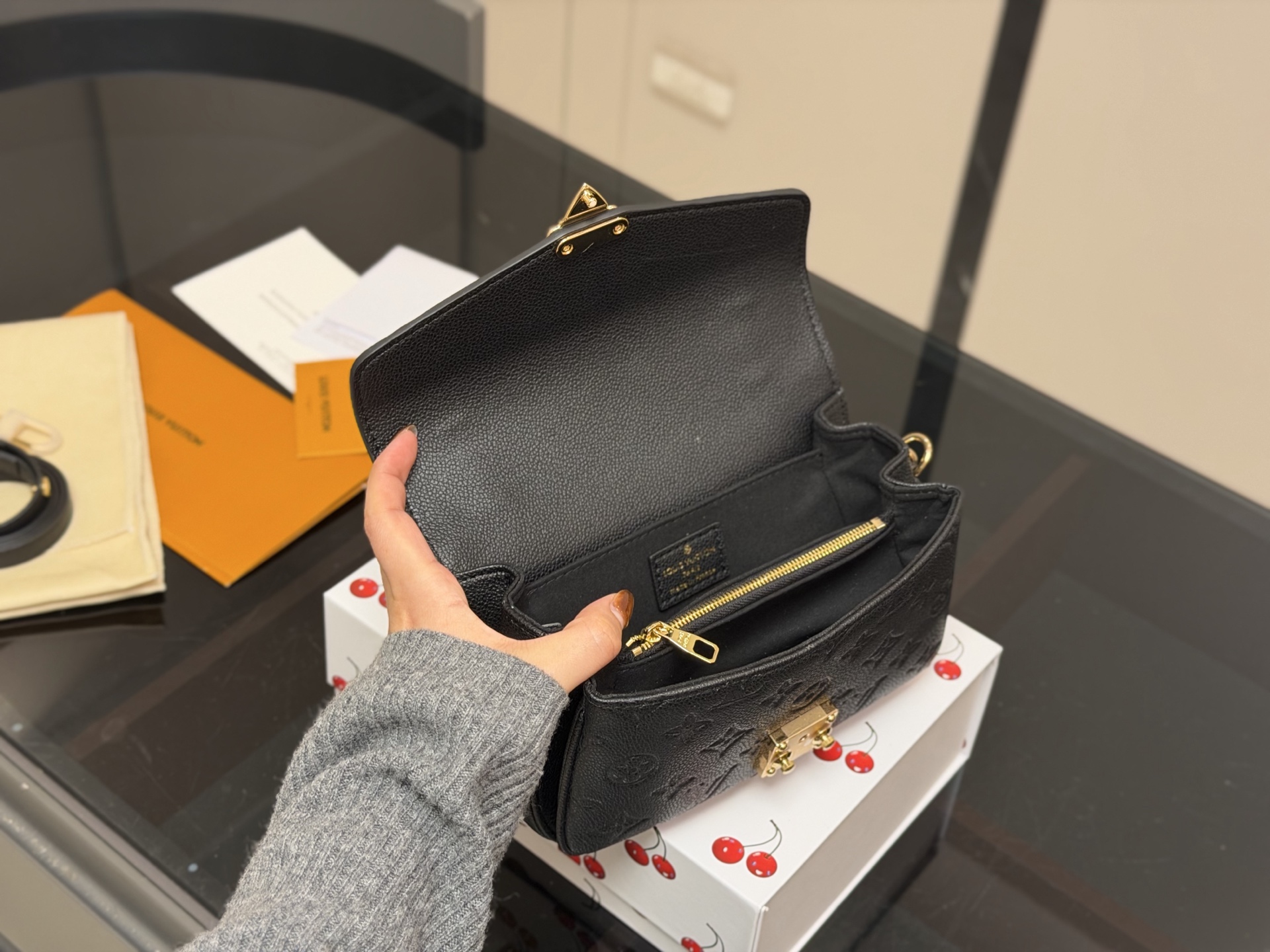 ¥200 配折叠盒 最新尺寸 :21×6×13cm Lv高品质 ‼️性价比超高 ‼️ 一定要好好看细节看五金看材质 新款邮差小号 East west 〰️ 配置链条和皮肩带⚠️