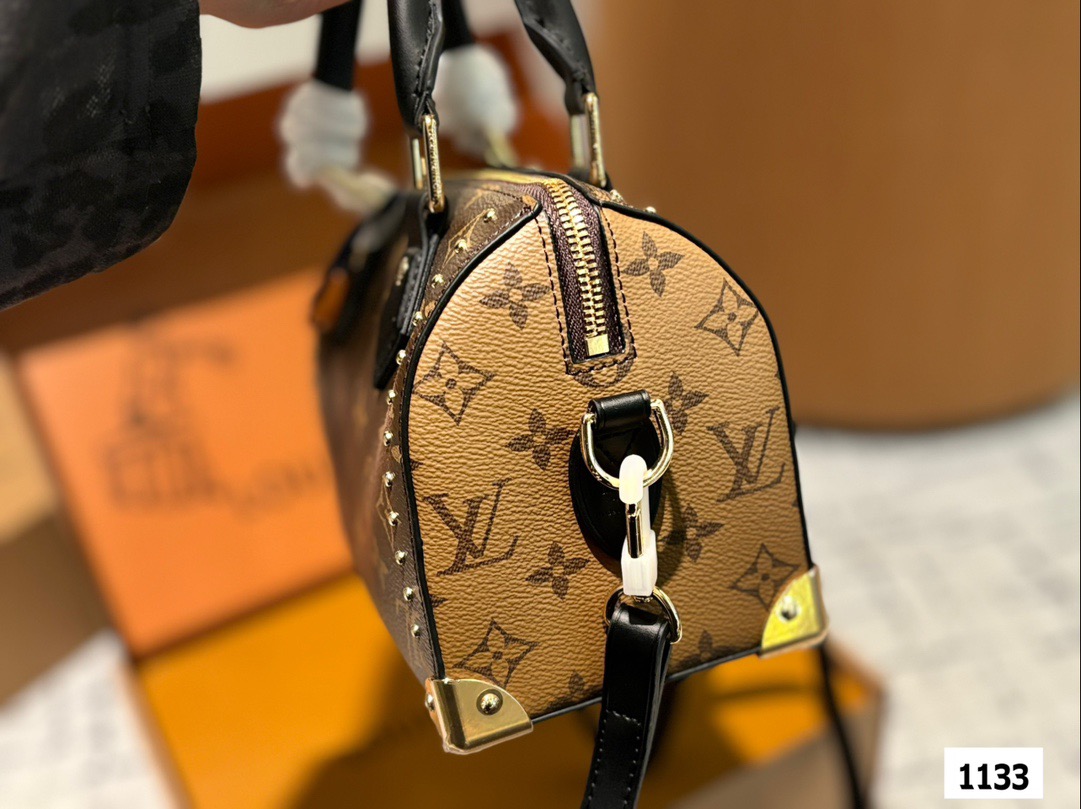 P200 全套包装 LV早春Cruise25 包包 走秀款铆钉款手提枕头包 LV这场在巴塞罗那举行的2025早春新款真的好美啊!!这一季的包包也好有收藏价值啊!尺寸20厘米#