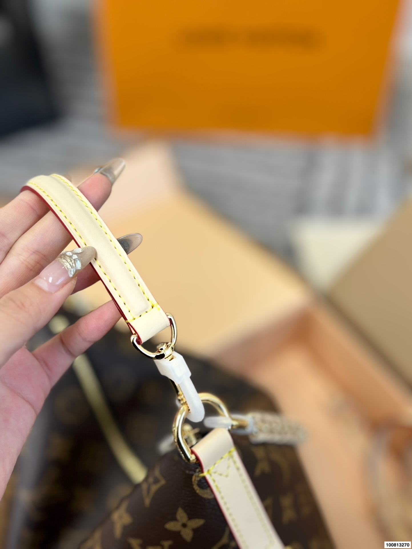 P140(折叠飞机礼盒) LV钟楚曦同款Multipass上身实拍来喽又是钟姐严选了#钟楚曦/同款包蛮复古的一只,个人认为!非常之轻巧,带拉链耶!不怕掉东西了尺寸28 26cm