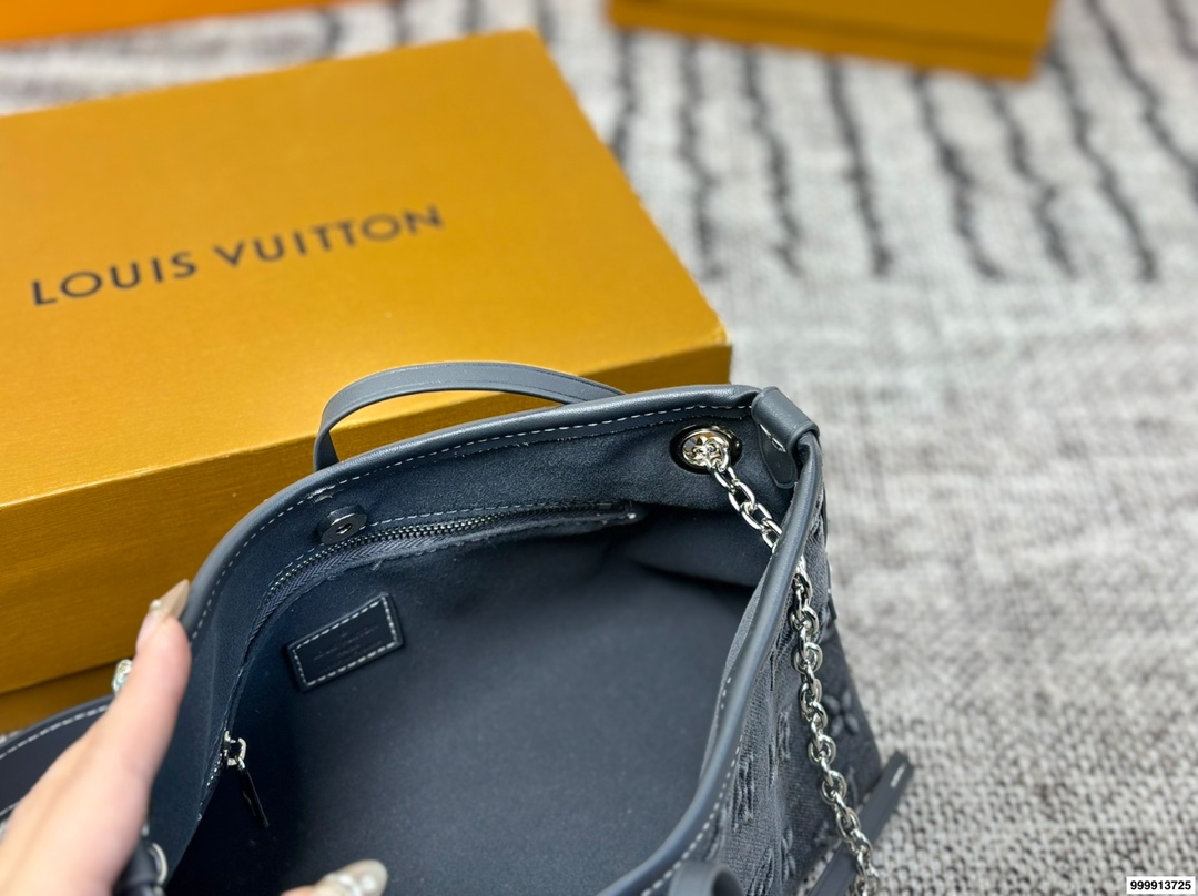 p195配礼盒🎁. Lv Carryall 新款通勤包颜值实用 #路易威登Lv #路易威登#Iv #路易威登louisvuitton#路易威登carryall #Carryall |v7月新款，可斜挎、单肩。容量保证，敞口磁铁吸内扣取放平板小电脑非常方便，设计比neverfull小巧、肩带够宽不那么勒;比graceful俏皮，上身完全;是驴家通勤包款颜值担当@ 尺寸：27*10*17cm