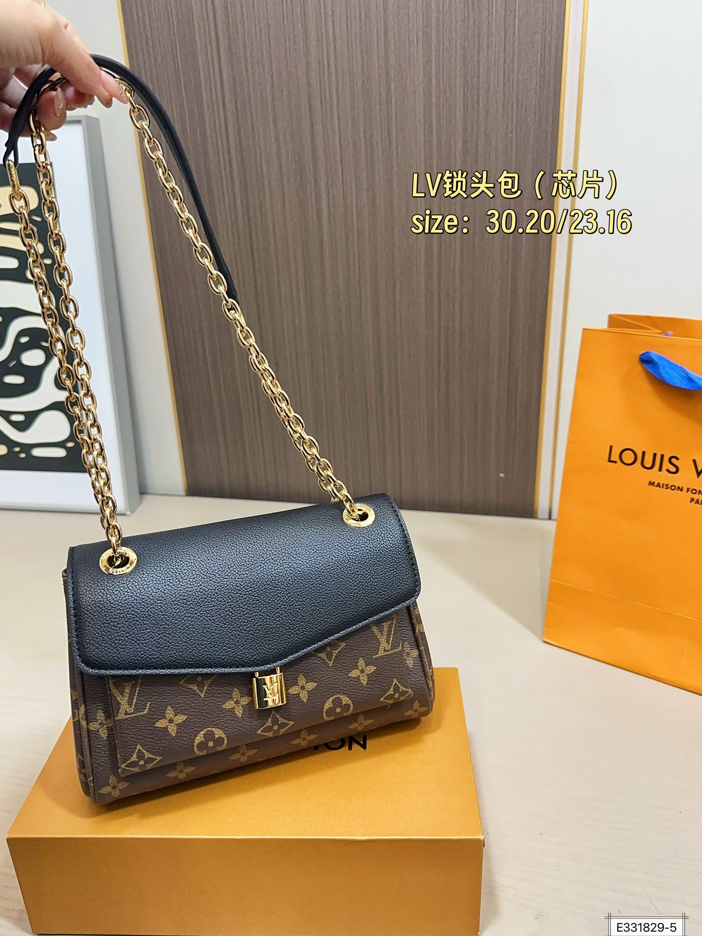 大号💰145 小号💰140 无盒 芯片 尺寸30.20/23.16 Lv Padlock on strap拼色锁头包 LV新款Padlock on strap拼色老花锁头包 小身材大容量 可以当腋下包可以斜挎 上身超好看⚠️大号黑色,焦糖色,小号黑色,酒红色⚠️