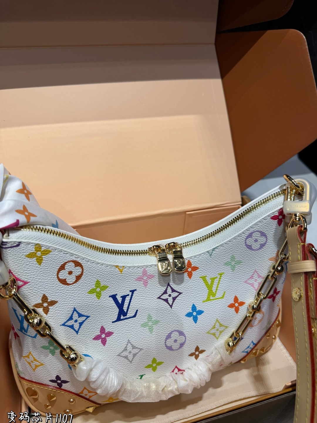 ❤️p185（折叠飞机礼盒）❤️ Lv牛角包 单肩斜挎中古 vintage包包v老花村上隆限定薇薇安女包LV老花限定！ 超美！好多网红潮人都在背 单肩斜挎背这款包看着简单，搭配起来特别有范！被外观真的迷倒尺寸：26*9*15cm