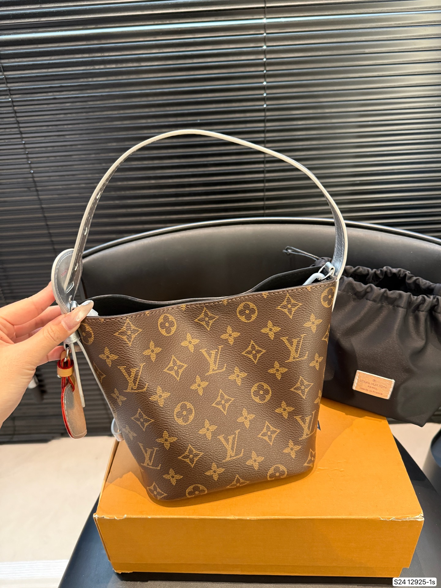 P170 配折叠盒飞机盒 盲猜这次LV上新黑马是ALL IN BB Lv水桶 LV尤物! 尺寸:16 18 货号12925-1