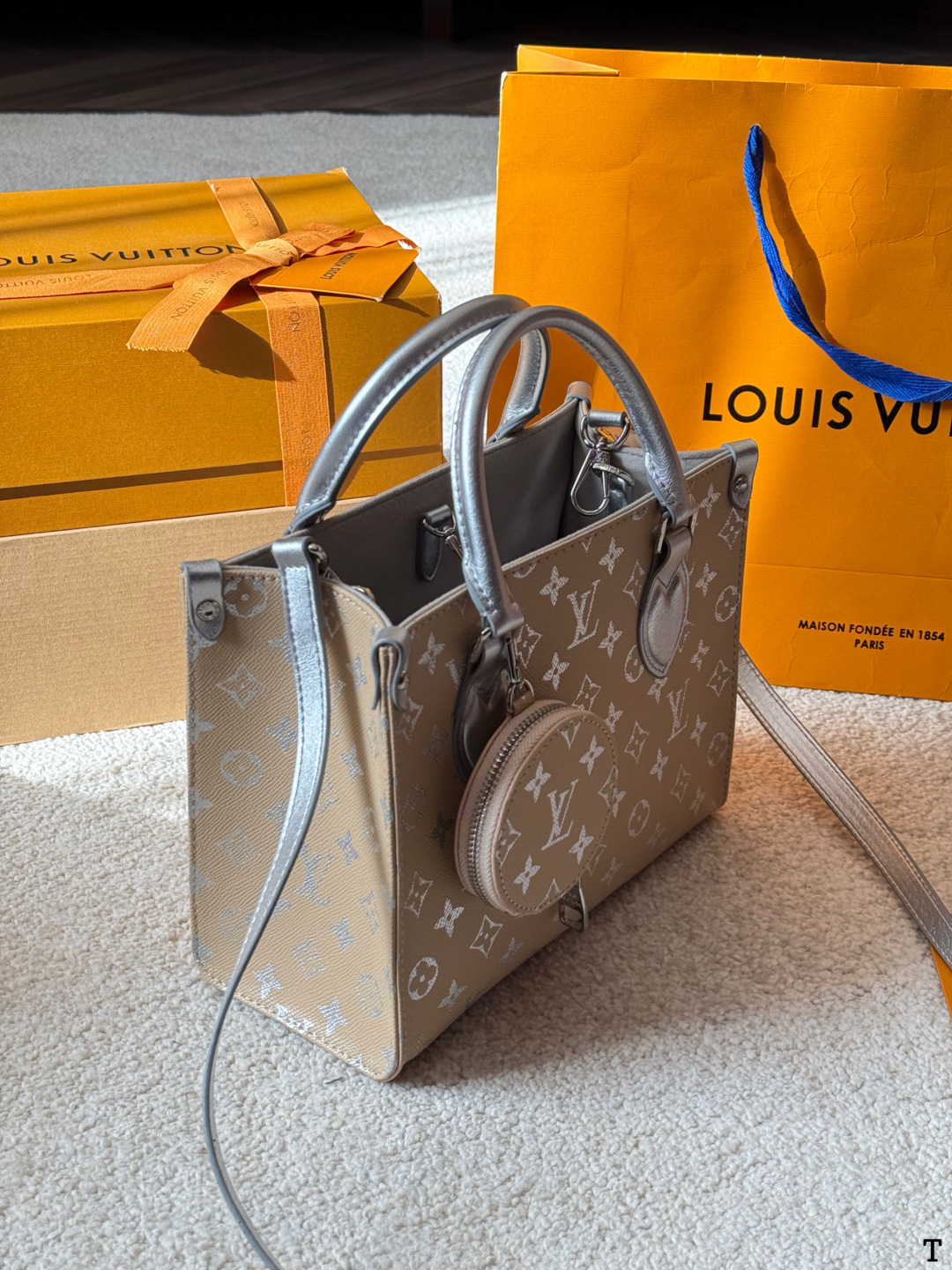 牛皮版本 p150 LV Onthego 丛林包 折叠礼盒 原单品质 Lv A/B面喷绘 onthego妈咪袋 性价比之王这是一款超赞的包型，灵感来自于恶搞Lv的街头品牌，曾经的曾经，Louis Vll litton永远不会走下神坛，1:1品质 非常值得入的一季，超大购物袋，不容易变形 而且大Logo的设计超级好看。除了手拎以外，还非常贴心的加了中长的肩挎的肩带，可以说是非常赞了，对花品质 秒杀市场一切低端货 上身真的很有气质！尺寸25cm