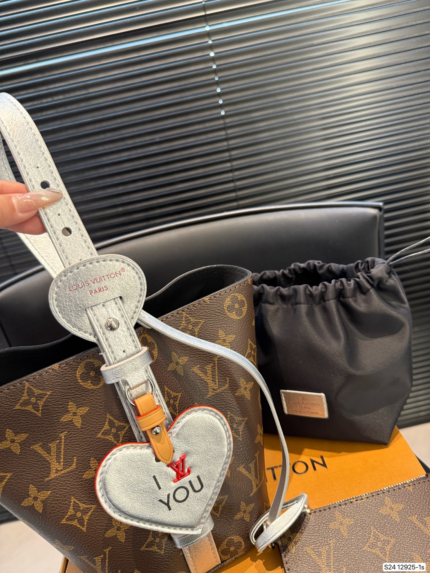 P170 配折叠盒飞机盒 盲猜这次LV上新黑马是ALL IN BB Lv水桶 LV尤物! 尺寸:16 18 货号12925-1