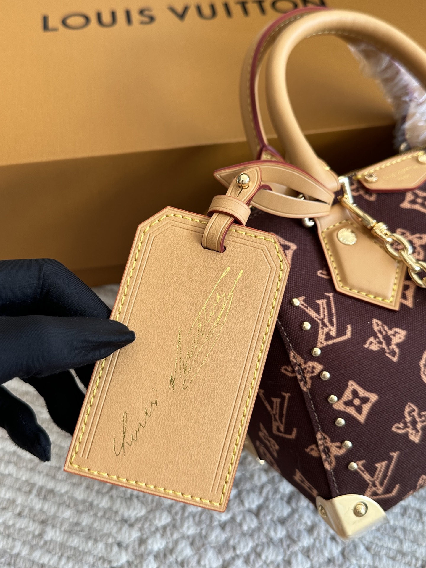 复刻版 ¥225 Lv 小枕头包 原单密封包装‼‼对NANO SPEEDY尺寸相当小巧 所以搭配中尽显时尚靓丽迷人气质,但是携带轻盈,轻轻松松搭一款NANO SPEEDY出门,它不仅适合休闲打扮,同样适合运动、旅行、参加party时使用哟,小身材的迷你包就是这么任性20*14cm 全套礼盒🎁