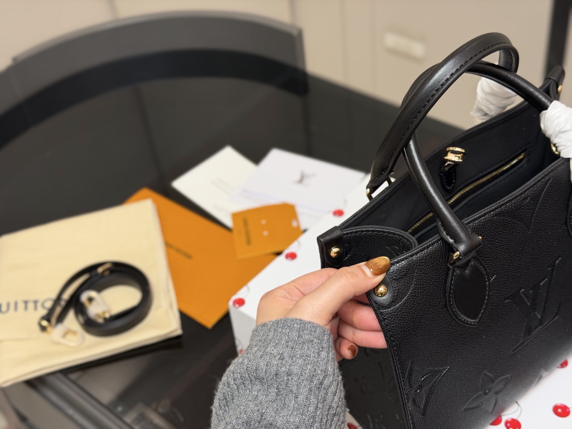 &yen;190 折叠盒 size：25.20cm LV onthego牛皮购物袋✔️ 有隐藏的背带设计， 可单肩～可手提 搜索🔍 LV onthego丛林购物袋