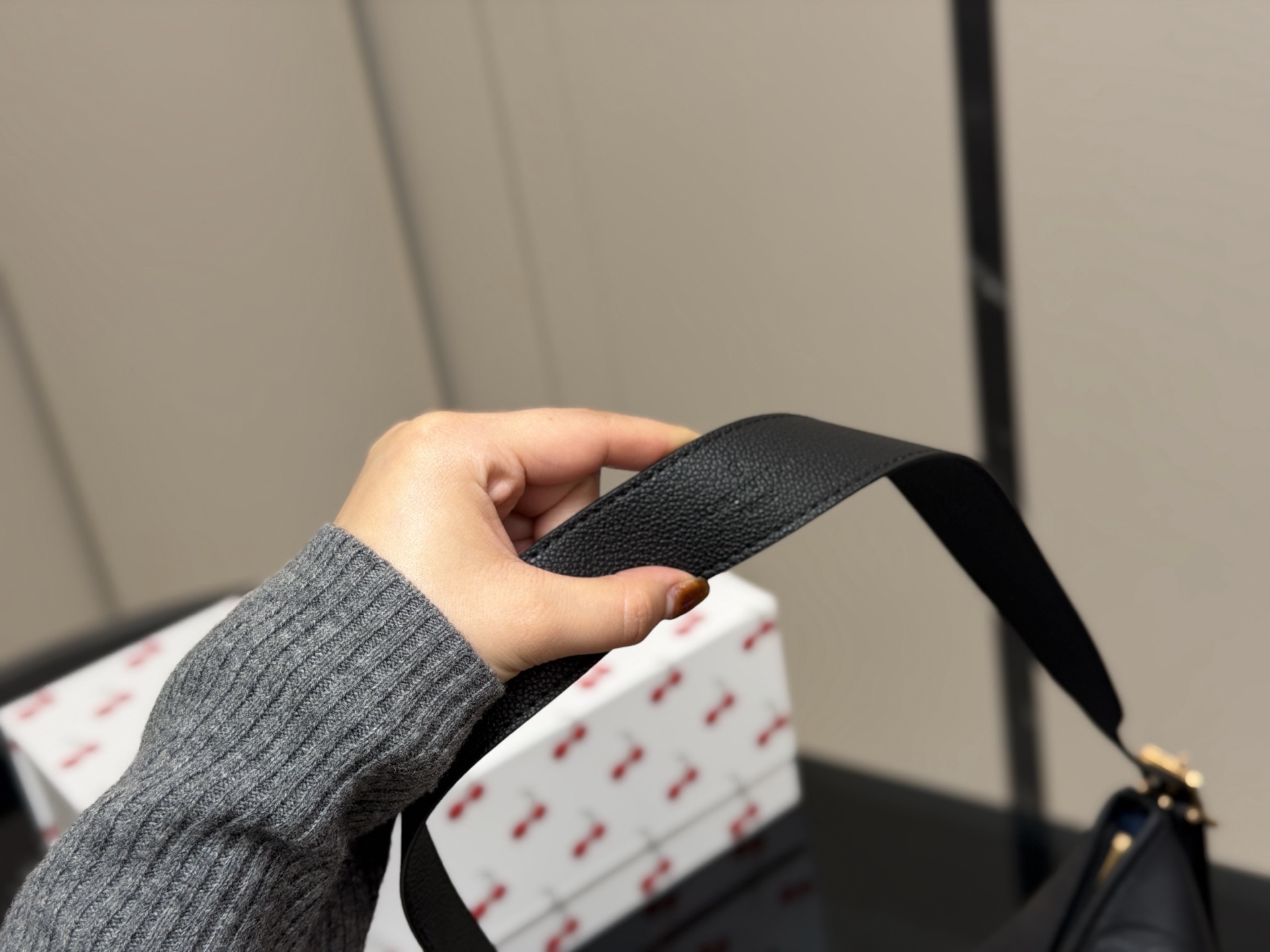 &yen;190 size：26.32cm Lv CarryAll 年度包王 带有蝴蝶结的腋下包喜欢吗， 内附一只收纳零钱包， 性价比颜值超在线了&hellip;！ 单肩斜挎完全没问题 怎么背都很好看！ 搜索🔍Lv 网红腋下包 配折叠盒