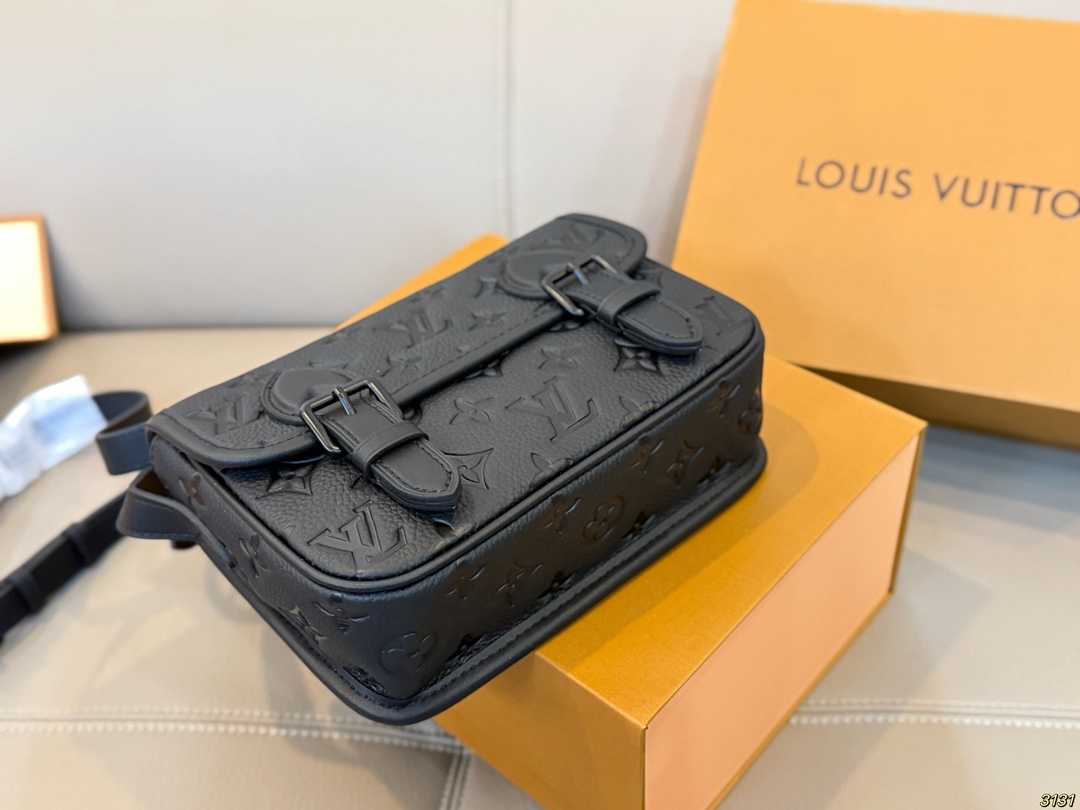 印花&yen;200压花&yen;220芯片版 Satchel小邮差包 LV新款邮差包 日常休闲搭配的理想选择～ 实用又百搭，大大的空间 非常适合放随身物品~ 面料耐磨耐刮蹭~ 尺寸19 14