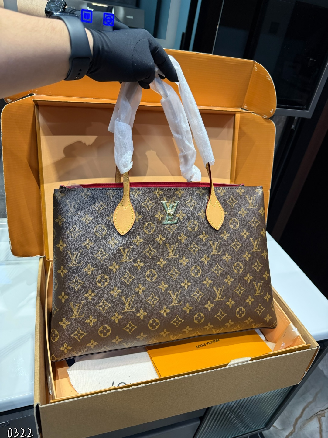 ❤️P150❤️ LV 2024秋冬的绝绝子手袋一LV Piano 手袋!这款手袋不仅融合了经典设计，还注入了现代的摩登风范，真的是好用到哭!Piano 手袋以利落的构型和侧面三角皮革烘托出Monogram图案的经典格调，再借不对称手柄释放出秋冬系列的摩登气息，令日常所需轻松随行!这个尺寸非常让人想起以前的Totally PM或lena PM，大家还记得吗?全拉链设计，完全可调节的带子，非常结实，简直是通勤的绝佳选择!皮革角和底部设计更是提升了手袋的耐用性和高级感，无论是日常使用还是出门逛街，都能轻松驾驭，真的是宝藏手袋 尺寸：43 27cm