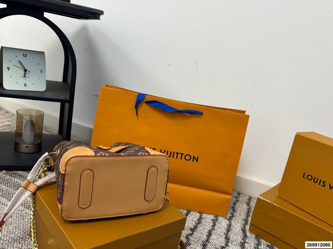 p120 礼盒包装🎁 LV/路易威登 中古水桶包让包包变得焕然一新😍😍新品手包 颜色特别好看 原版五金logo +配可拆卸宽肩带 一包多用 超级实用 超级推荐 大容量 品质超赞 尺寸21.20