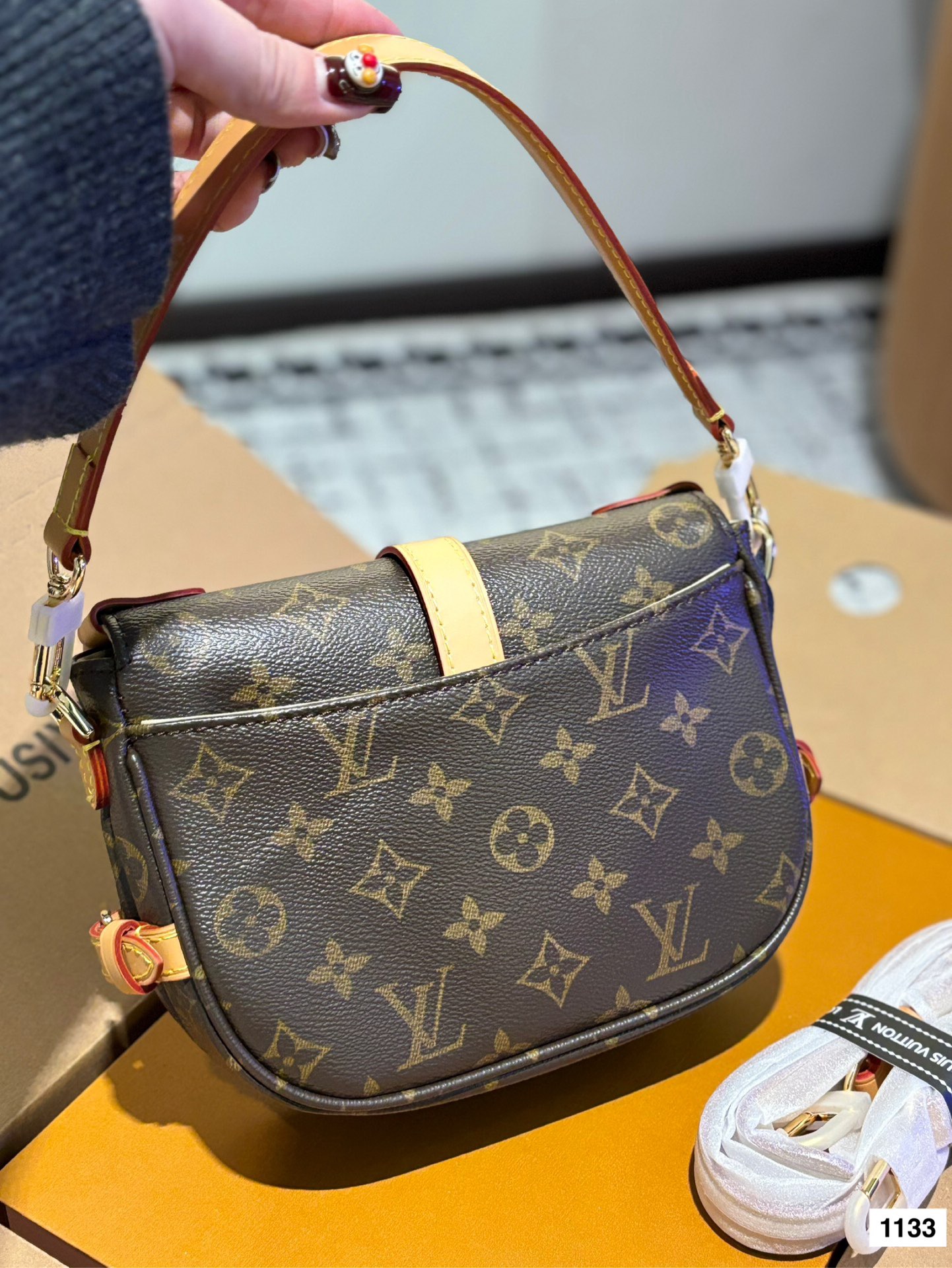 P195 配全套 size：20*16cm L家 新款小号马鞍包 双子星 samur 邮差包 小巧可爱实用百搭 搭配两条肩带哦！