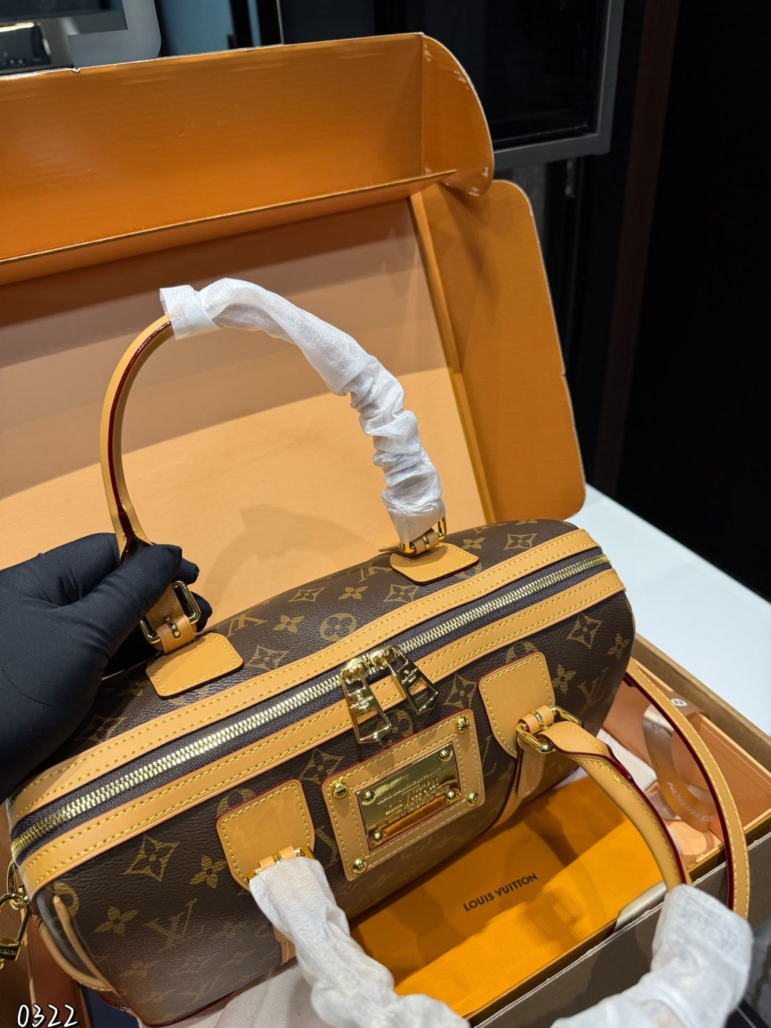 ❤️P200（礼盒包装）❤️ LV枕头包 日常最推荐 手提/斜挎/单肩更舒服 尺寸32 21cm