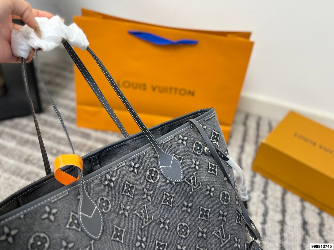 p195 配礼盒 Lv Loop 购物袋.（帆布牛仔） 很有质感 可盐可甜 上身绝美 无可比拟 是每个追求漂亮的女孩必入单品 尺寸：30.33