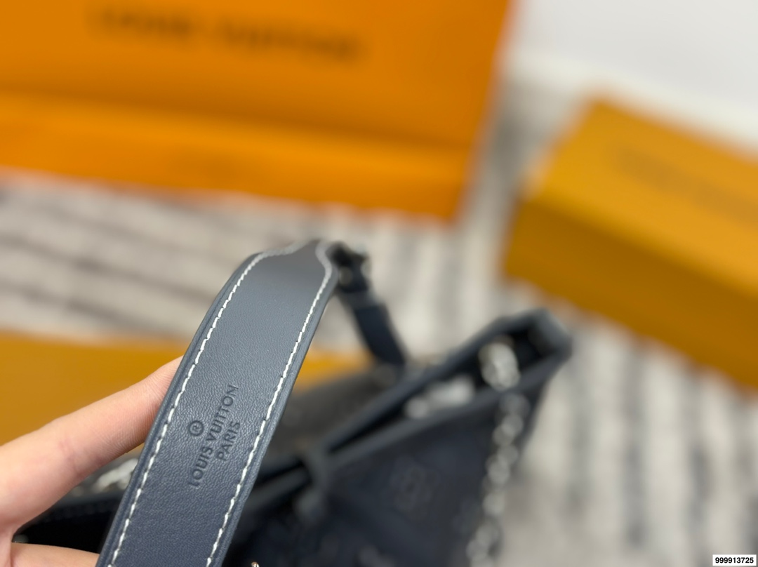 p195配礼盒🎁. Lv Carryall 新款通勤包颜值实用 #路易威登Lv #路易威登#Iv #路易威登louisvuitton#路易威登carryall #Carryall |v7月新款，可斜挎、单肩。容量保证，敞口磁铁吸内扣取放平板小电脑非常方便，设计比neverfull小巧、肩带够宽不那么勒;比graceful俏皮，上身完全;是驴家通勤包款颜值担当@ 尺寸：27*10*17cm