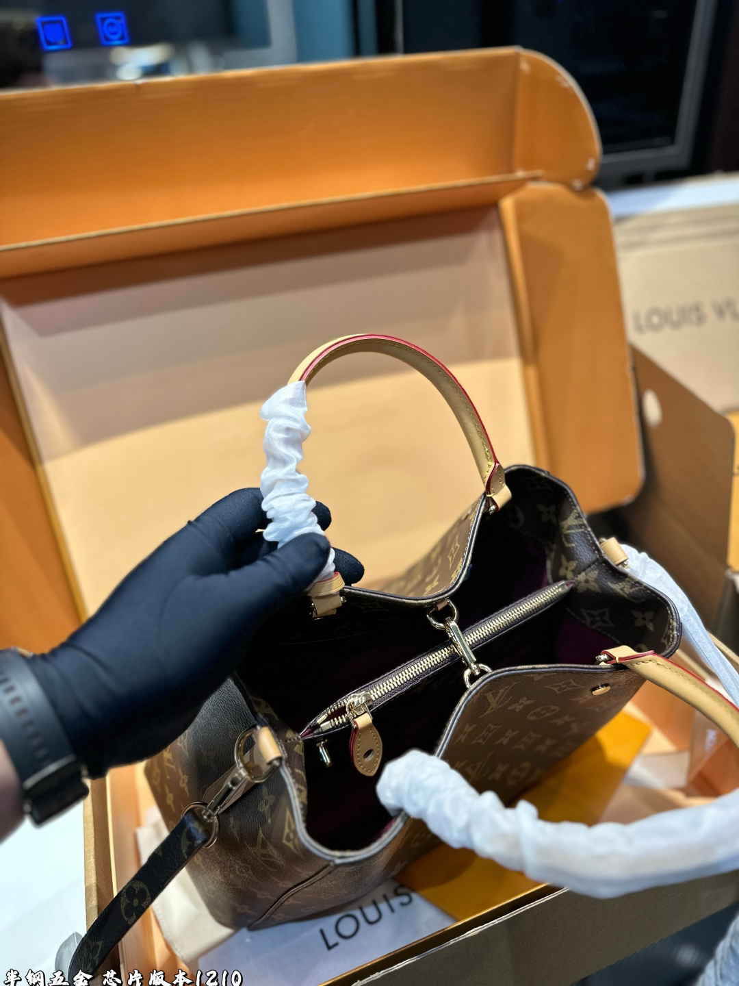 ❤️p185p180（礼盒包装）❤️ LV 蒙田包手袋将俏皮挺括的外部设计与整齐有序的包内空间结合在一起，是商务包款的理想之选。这款手袋配有一条超长的可拆卸背带，既可手提、臂挽，亦可斜背，打造时尚扮相。尺寸：大号32 23 小号29 20