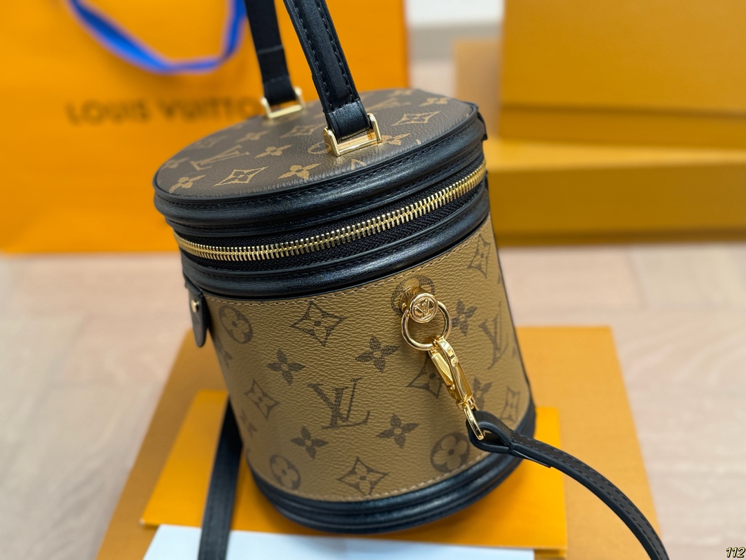 原版复刻&yen;205飞机盒 重金钢五金 专柜同步163变码芯片 LV canne|发家致富第一-步■入个LV发财桶使用率100%的这款LV圆桶 容量真的巨巨巨大++ 手机/粉饼/卡包都塞得下 怪不得总有人说它是&ldquo;饭桶&rdquo;品 包身硬挺耐用可手拎可斜跨自重很轻有特别的拼色设计真不愧是LV近代款中的明星百搭程度好到爆炸教 任何风格都能驾驭尺寸：大号15*14*17cm