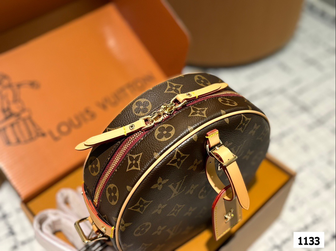 P185 配盒子 size:22*19cm L家 圆饼包真的是太香了 这款圆饼是柔软的 它的容量超级大 刘亦菲把我们的审美拉回来了啦! 非市场通货欢迎对比 🔍 Lv 圆饼包