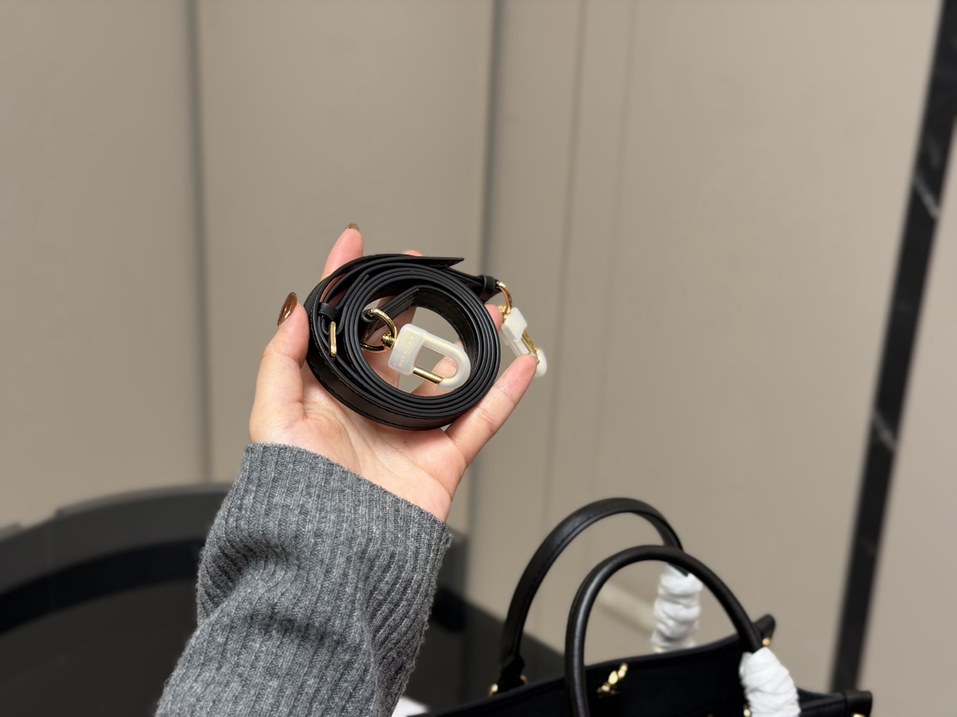 &yen;190 折叠盒 size：25.20cm LV onthego牛皮购物袋✔️ 有隐藏的背带设计， 可单肩～可手提 搜索🔍 LV onthego丛林购物袋