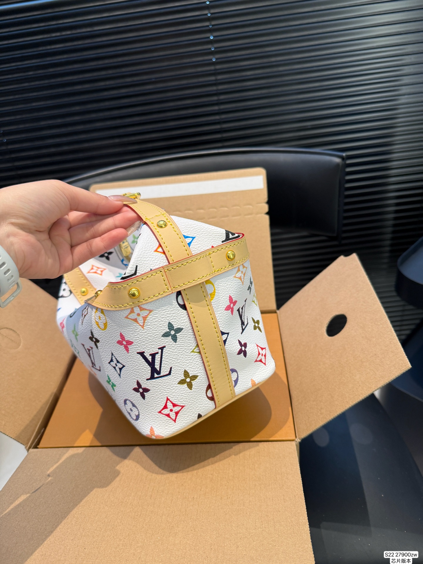 P160 Lv饭盒包 配折叠盒飞机盒 芯片版本 很有质感又很轻松的一个包型 貌美又实用 尺寸：21 18 货号27900