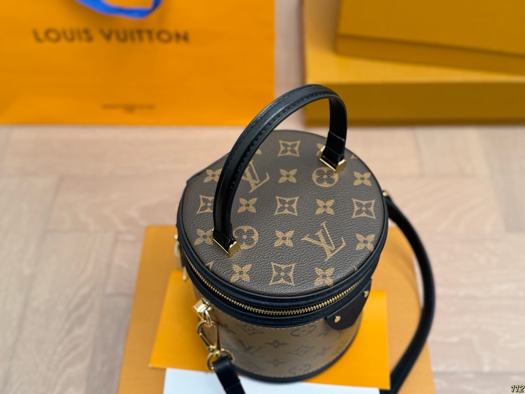原版复刻&yen;205飞机盒 重金钢五金 专柜同步163变码芯片 LV canne|发家致富第一-步■入个LV发财桶使用率100%的这款LV圆桶 容量真的巨巨巨大++ 手机/粉饼/卡包都塞得下 怪不得总有人说它是&ldquo;饭桶&rdquo;品 包身硬挺耐用可手拎可斜跨自重很轻有特别的拼色设计真不愧是LV近代款中的明星百搭程度好到爆炸教 任何风格都能驾驭尺寸：大号15*14*17cm