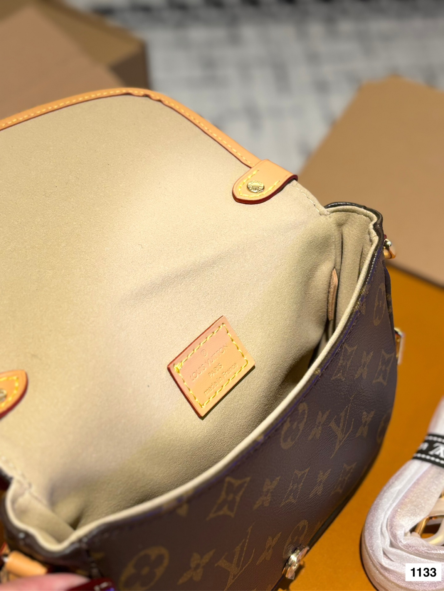 P195 配全套 size：20*16cm L家 新款小号马鞍包 双子星 samur 邮差包 小巧可爱实用百搭 搭配两条肩带哦！