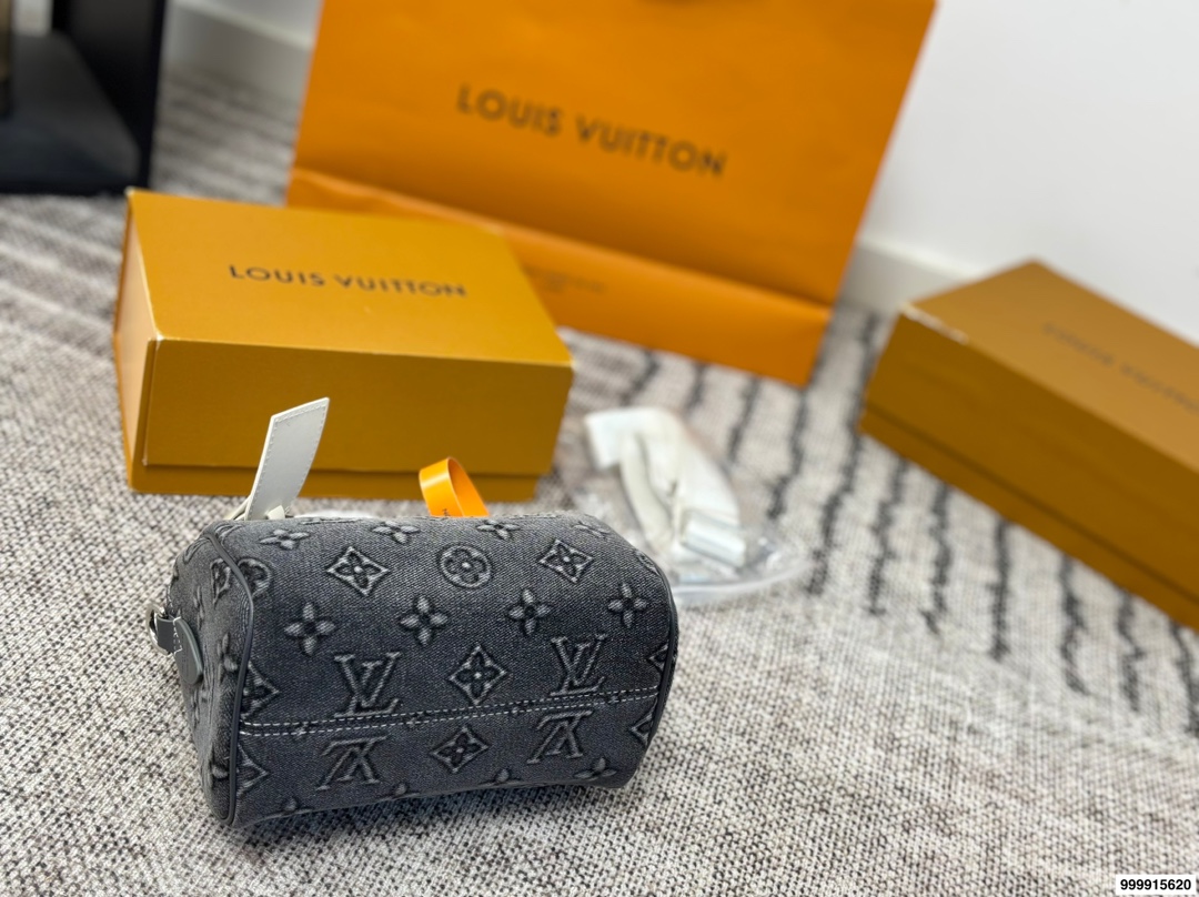 p180 配礼盒 LV丹宁牛仔系列枕头包 经典系列 时尚百搭 颜值高 日常出街首选 尺寸19&times;15