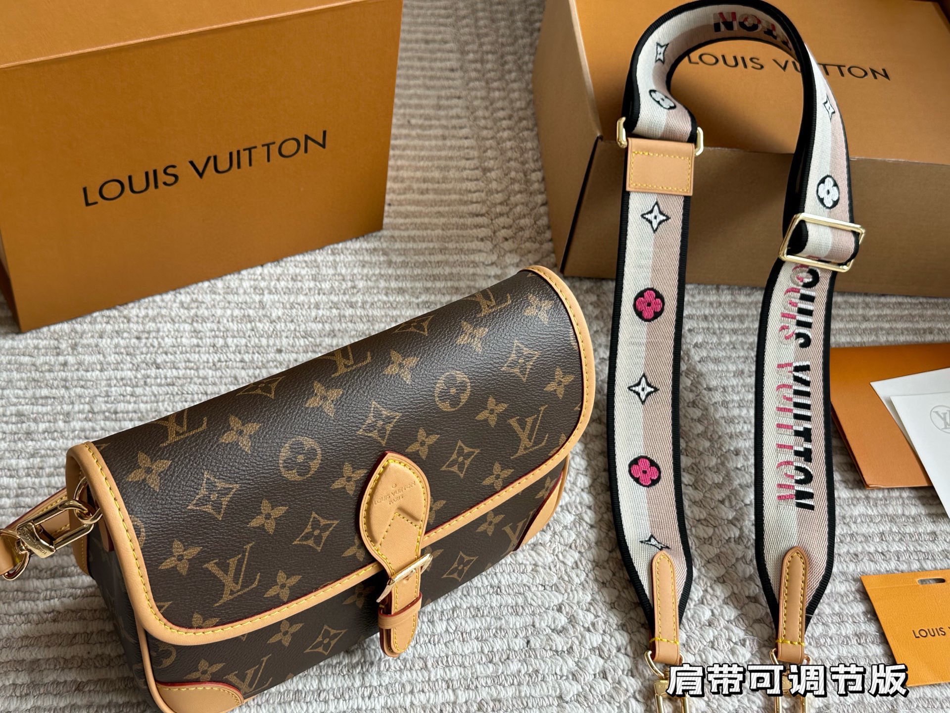 p190 原单顶级 !Lv法棍包穿搭也太好看了吧 无滤镜的上身实拍先 自从speedy20开始就种草了这个系列然后又特别喜欢 双肩带的配置让复古的气质中又带着时尚感搭配起来毫不违和并且肩带可以分开使用四舍五入等于两个包包hhh并且这款融合了|v家所有的爆款元素简直就是将流量密码集合于此必的 容量超级大并且不会有臃肿感我出门门]必备的全都放里， 面了还没装满26cm