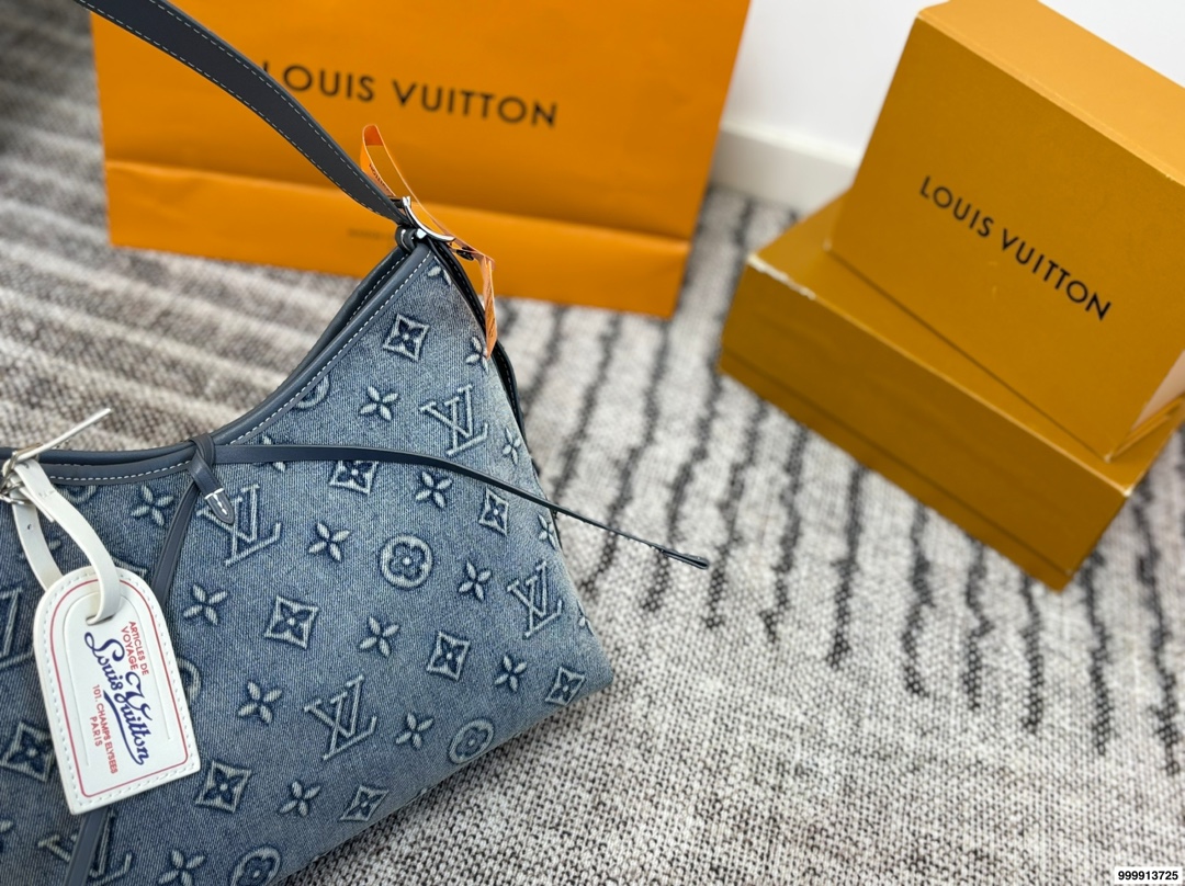 p195 配礼盒 牛仔Carryall Lv新款，可斜挎、单肩。容量保证，敞口磁铁吸内扣取放平板小电脑非常方便，设计比neverfull小巧、肩带够宽不那么勒;比graceful俏皮，上身完全;是驴家通勤包款颜值担当@ 尺寸30 25