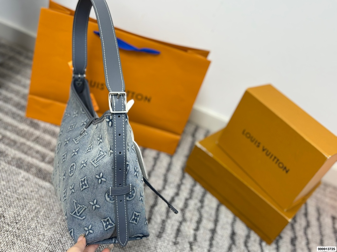 p195 配礼盒 牛仔Carryall Lv新款，可斜挎、单肩。容量保证，敞口磁铁吸内扣取放平板小电脑非常方便，设计比neverfull小巧、肩带够宽不那么勒;比graceful俏皮，上身完全;是驴家通勤包款颜值担当@ 尺寸30 25