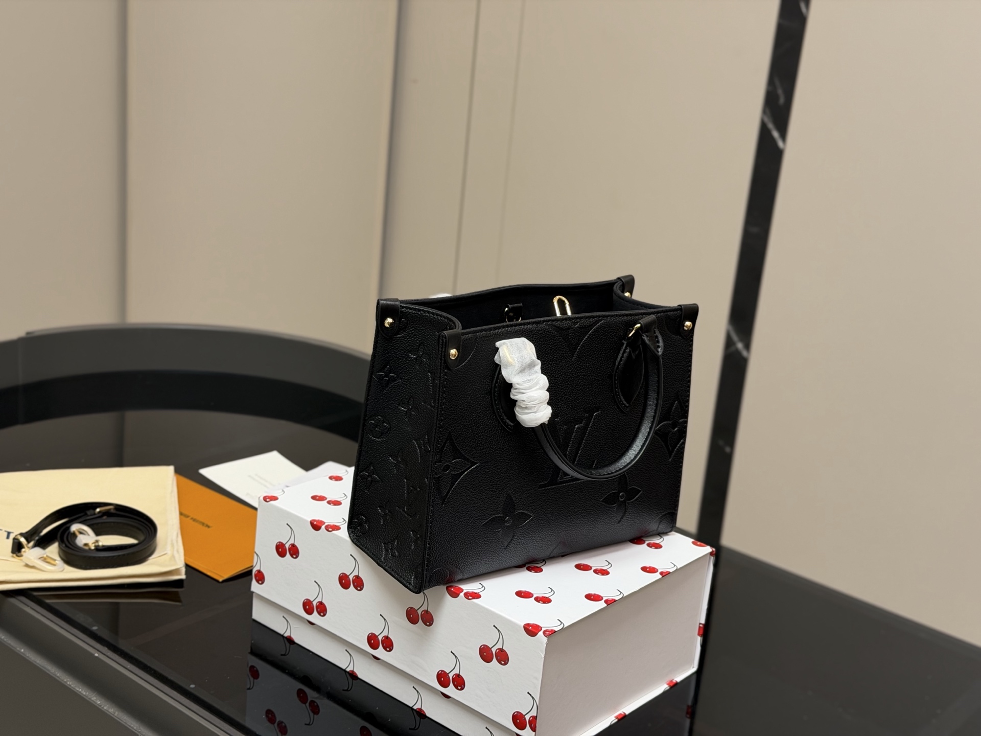 &yen;190 折叠盒 size：25.20cm LV onthego牛皮购物袋✔️ 有隐藏的背带设计， 可单肩～可手提 搜索🔍 LV onthego丛林购物袋