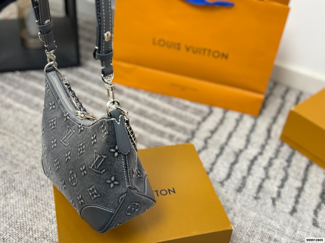 p205配礼盒🎁 Lv 牛角包 单肩斜挎中古 vintage包包v老花村上隆限定薇薇安女包LV老花限定 ！超美！好多网红潮人都在背 单肩斜挎背这款包看着简单，搭配起来特别有范！被外观真的迷倒 尺寸：27*9*15cm