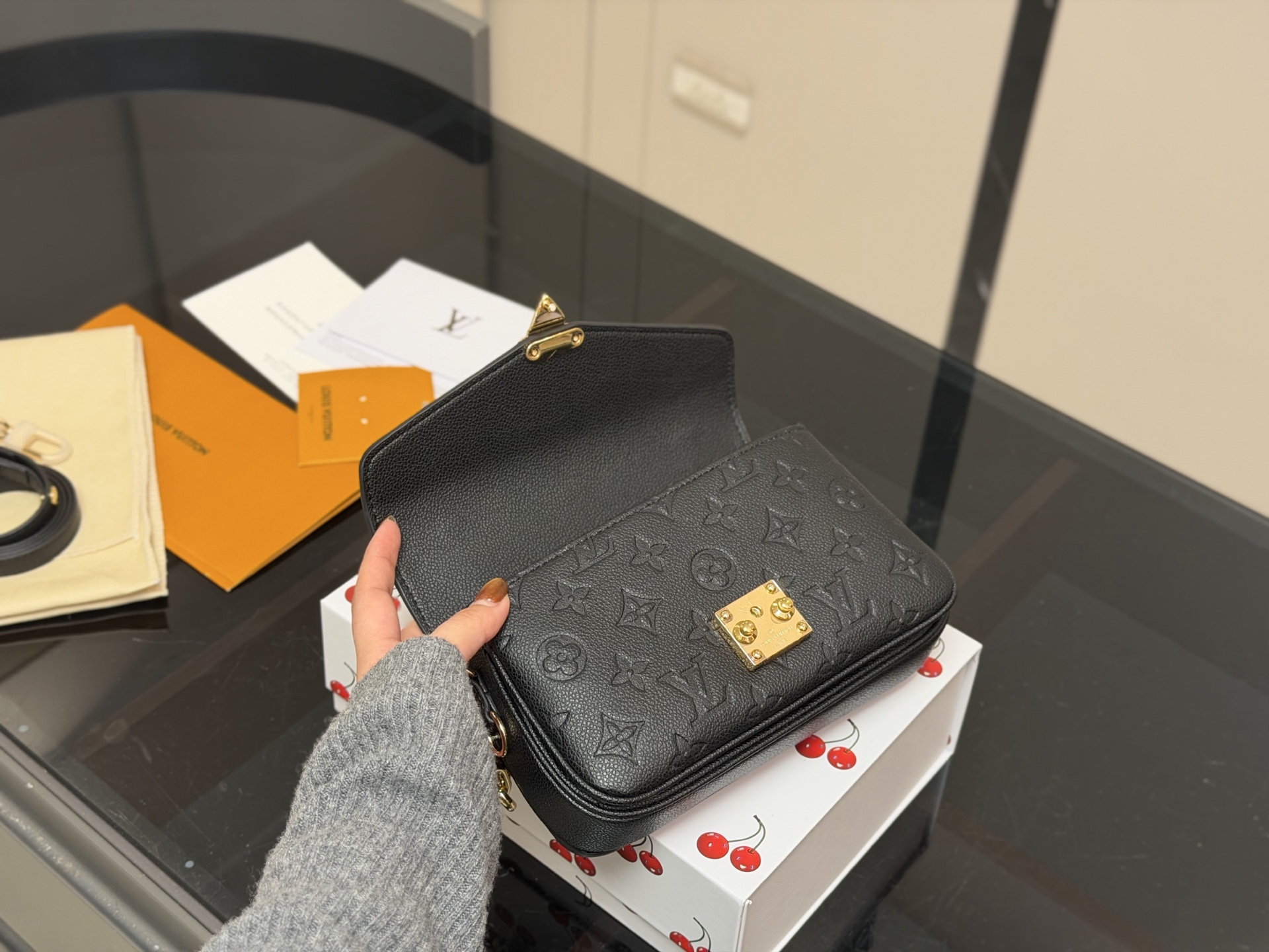 ¥200 配折叠盒 最新尺寸 :21×6×13cm Lv高品质 ‼️性价比超高 ‼️ 一定要好好看细节看五金看材质 新款邮差小号 East west 〰️ 配置链条和皮肩带⚠️