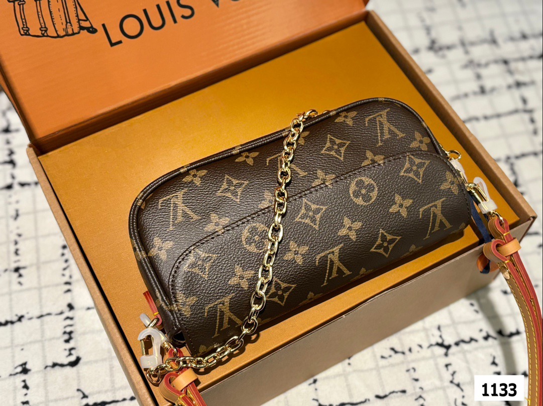 P145 配盒 size:22*12cm L家 新晋爆款ivy woc 这个版本很难得哦!抓紧抓紧! 出道即巅峰 双链条设计的麻将包 可斜挎可单肩可手提 内置卡槽 可爱好用!