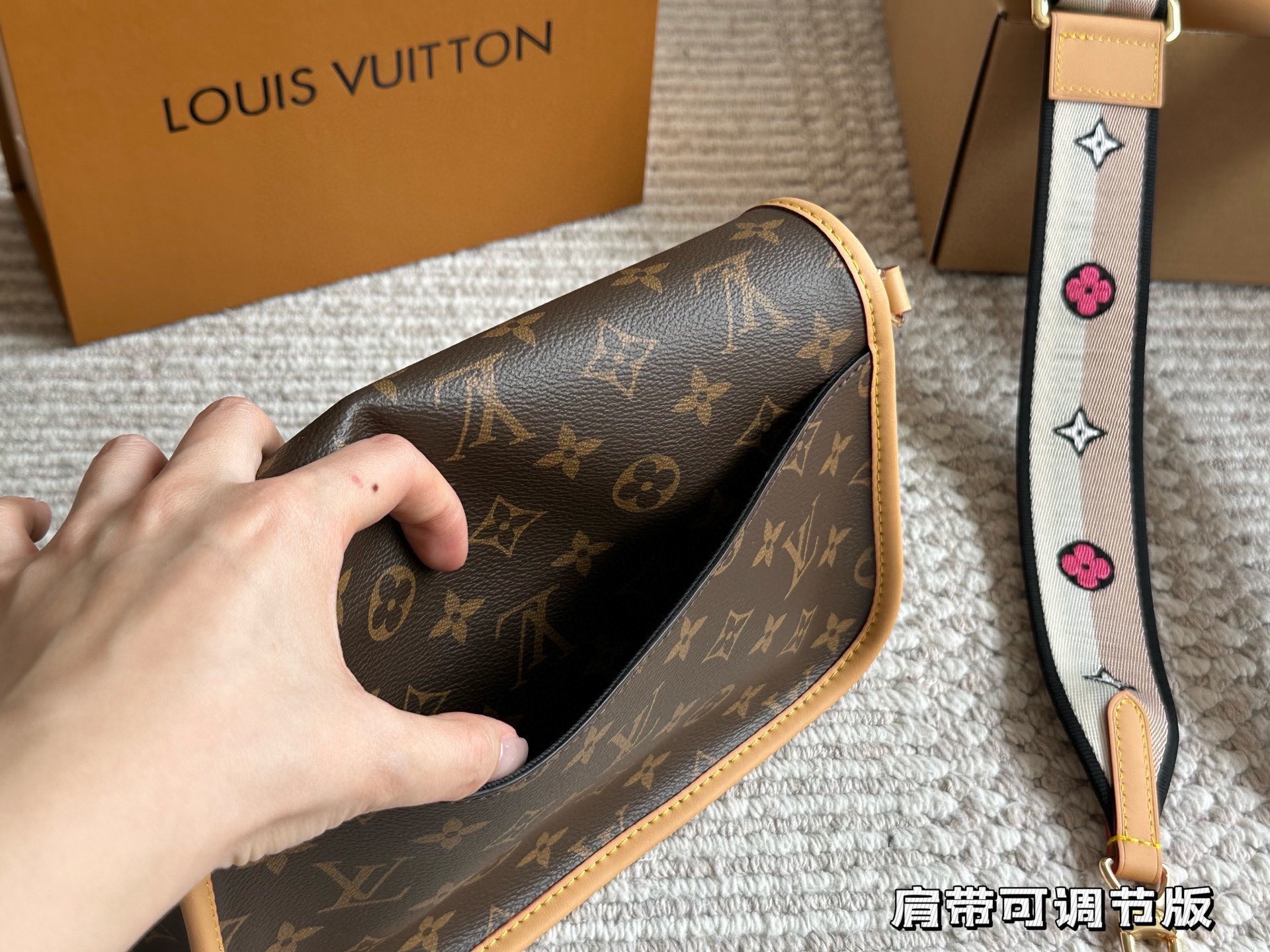 p190 原单顶级 !Lv法棍包穿搭也太好看了吧 无滤镜的上身实拍先 自从speedy20开始就种草了这个系列然后又特别喜欢 双肩带的配置让复古的气质中又带着时尚感搭配起来毫不违和并且肩带可以分开使用四舍五入等于两个包包hhh并且这款融合了|v家所有的爆款元素简直就是将流量密码集合于此必的 容量超级大并且不会有臃肿感我出门门]必备的全都放里， 面了还没装满26cm