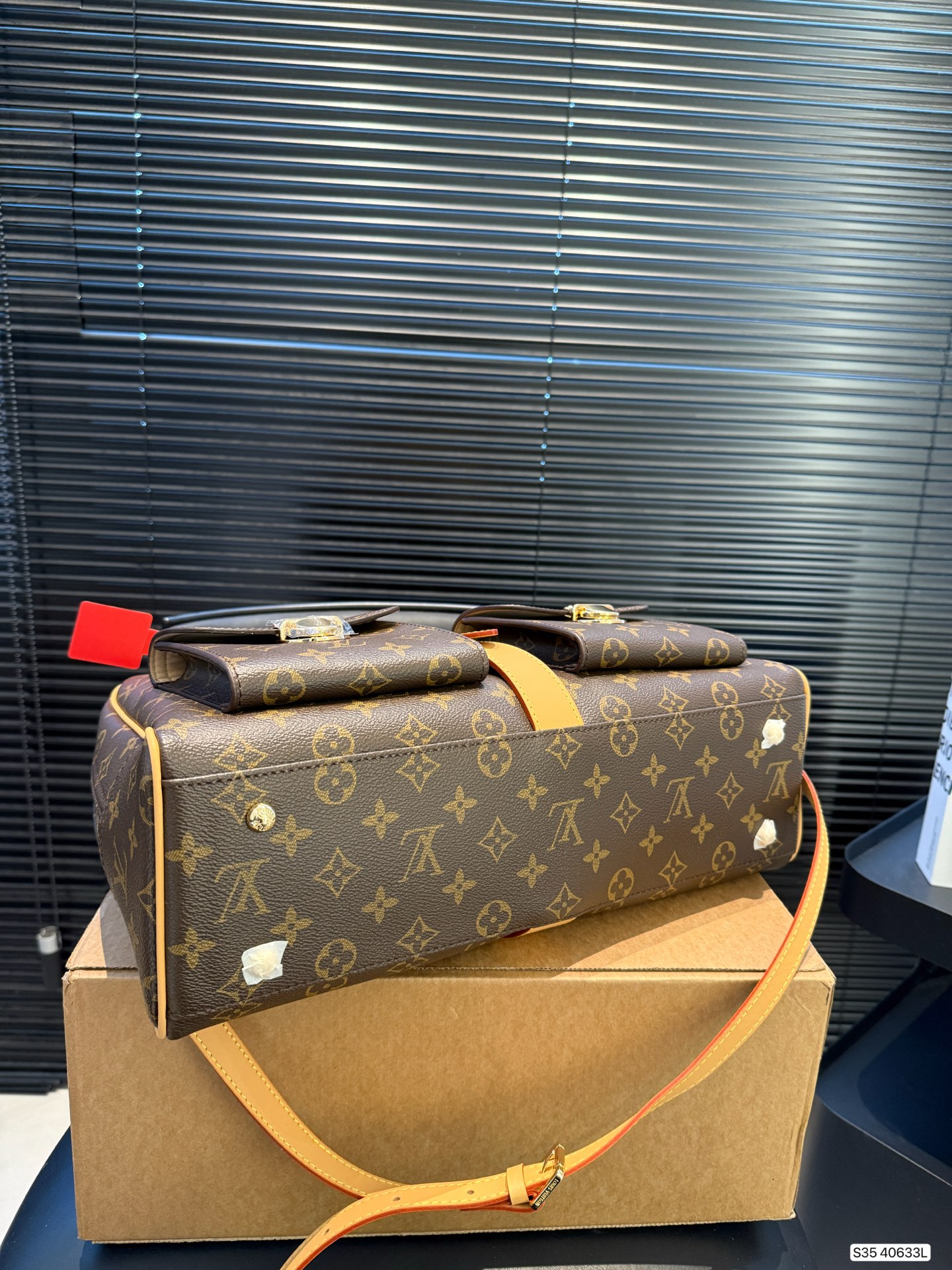 P225 配盒子 LV曼哈顿手提包：藏着时光质感的炸街伙伴 LV曼哈顿手提包，是经典与实用的完美共生。 利落的矩形轮廓勾勒出高级感，标志性Monogram涂层帆布耐造耐看，中古款更沉淀出独特包浆光泽。 尺寸38 35 货号40633