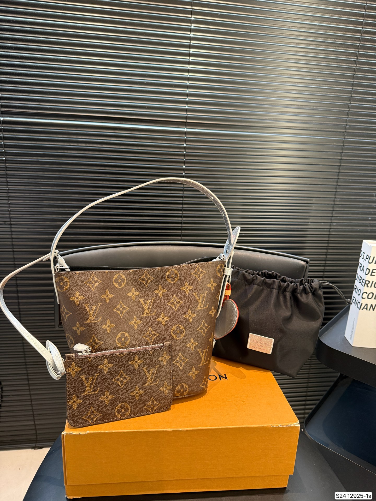 P170 配折叠盒飞机盒 盲猜这次LV上新黑马是ALL IN BB Lv水桶 LV尤物! 尺寸:16 18 货号12925-1