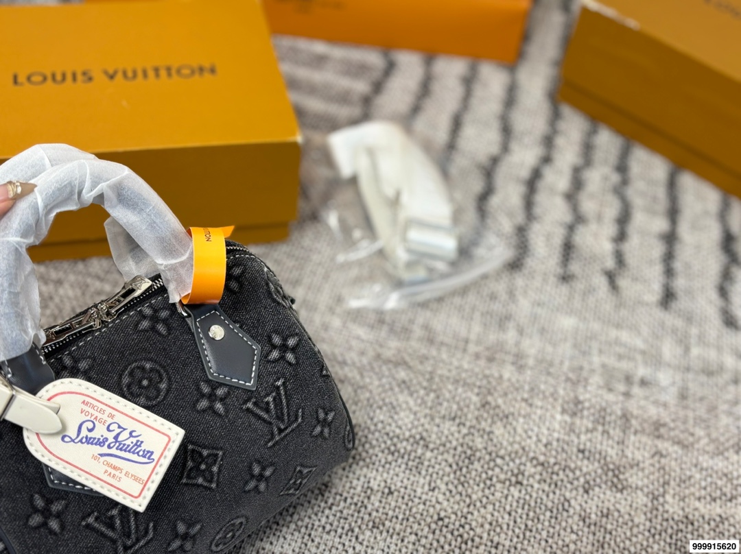 p180 配礼盒 LV丹宁牛仔系列枕头包 经典系列 时尚百搭 颜值高 日常出街首选 尺寸19&times;15