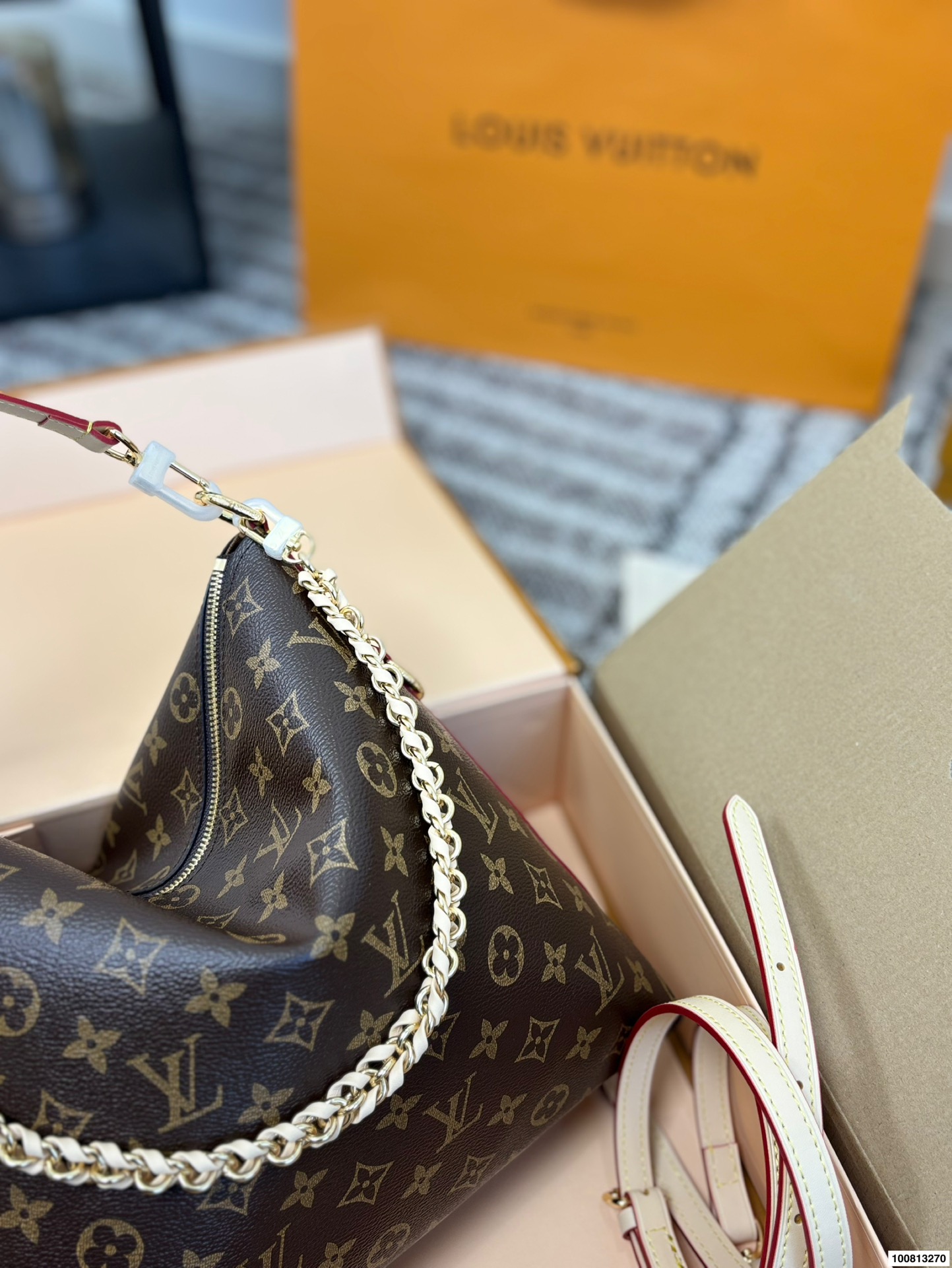 P140(折叠飞机礼盒) LV钟楚曦同款Multipass上身实拍来喽又是钟姐严选了#钟楚曦/同款包蛮复古的一只,个人认为!非常之轻巧,带拉链耶!不怕掉东西了尺寸28 26cm