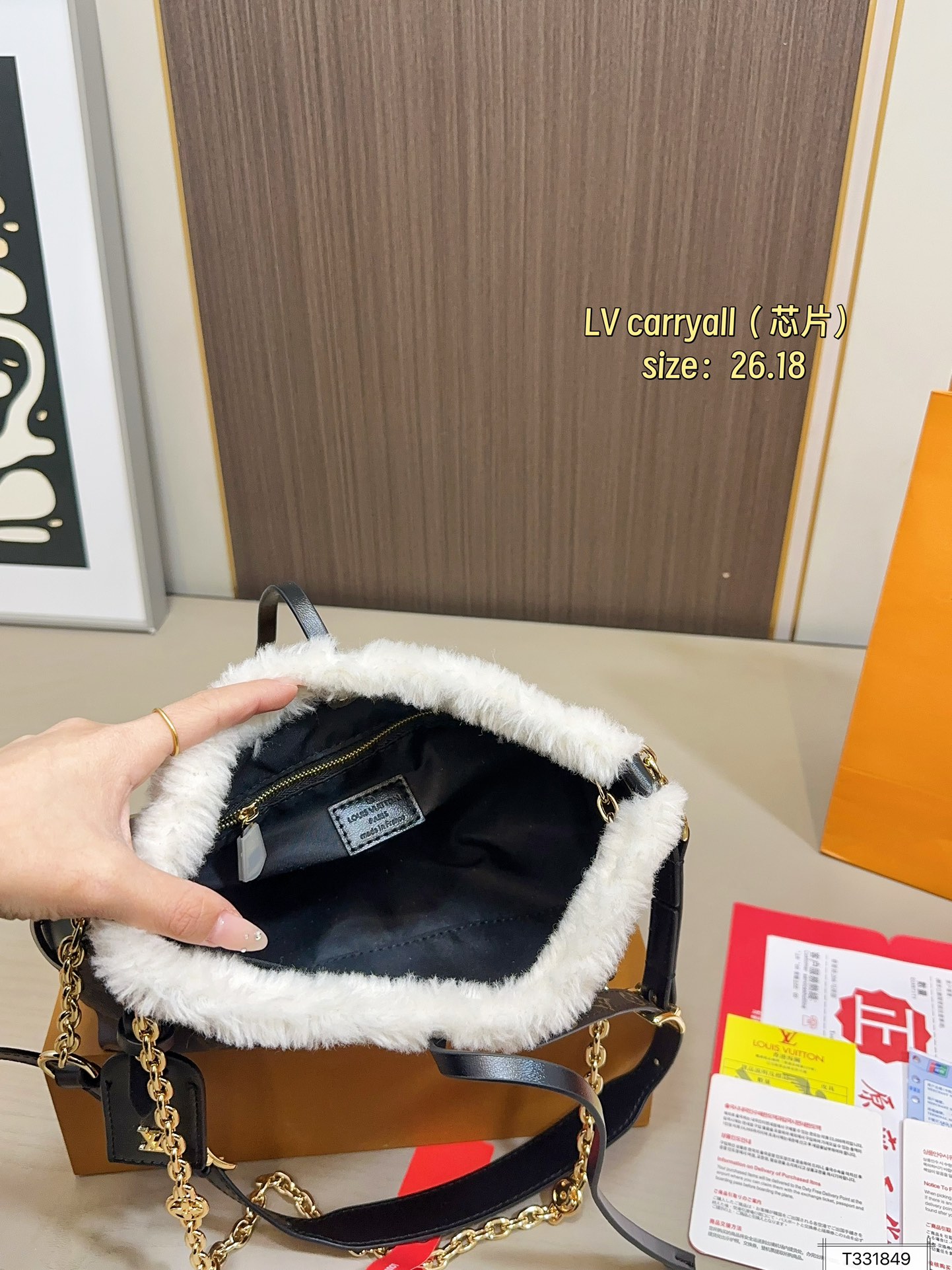 💰 165 礼盒包装 芯片 Lv carryall家族又添新成员 LV设计师有一种不管钱包死活的审美,新版carryall变可爱了,而且不喜欢大包的姐妹这个就没什么顾虑了,先预测一波~肯定会大火!!快来做第一批拥有的时髦精 尺寸:26.18