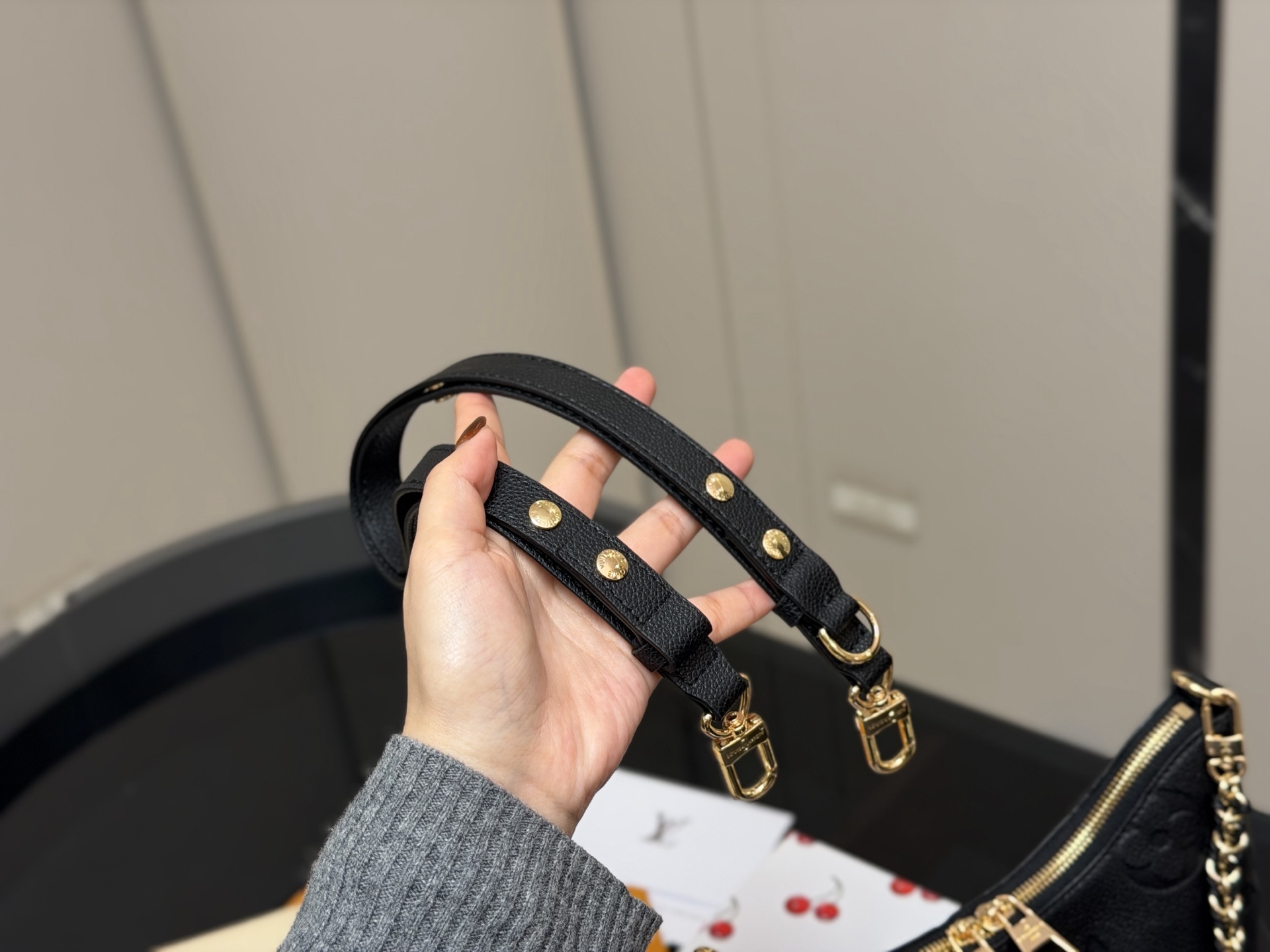 &yen;170 配折叠盒 size：29*16cm Lv 最新款牛角包 原版五金！ 定制版直接采用小牛皮 Vintage 经典单肩包 配置肩带➕链条 单肩斜挎都无敌好看百搭！