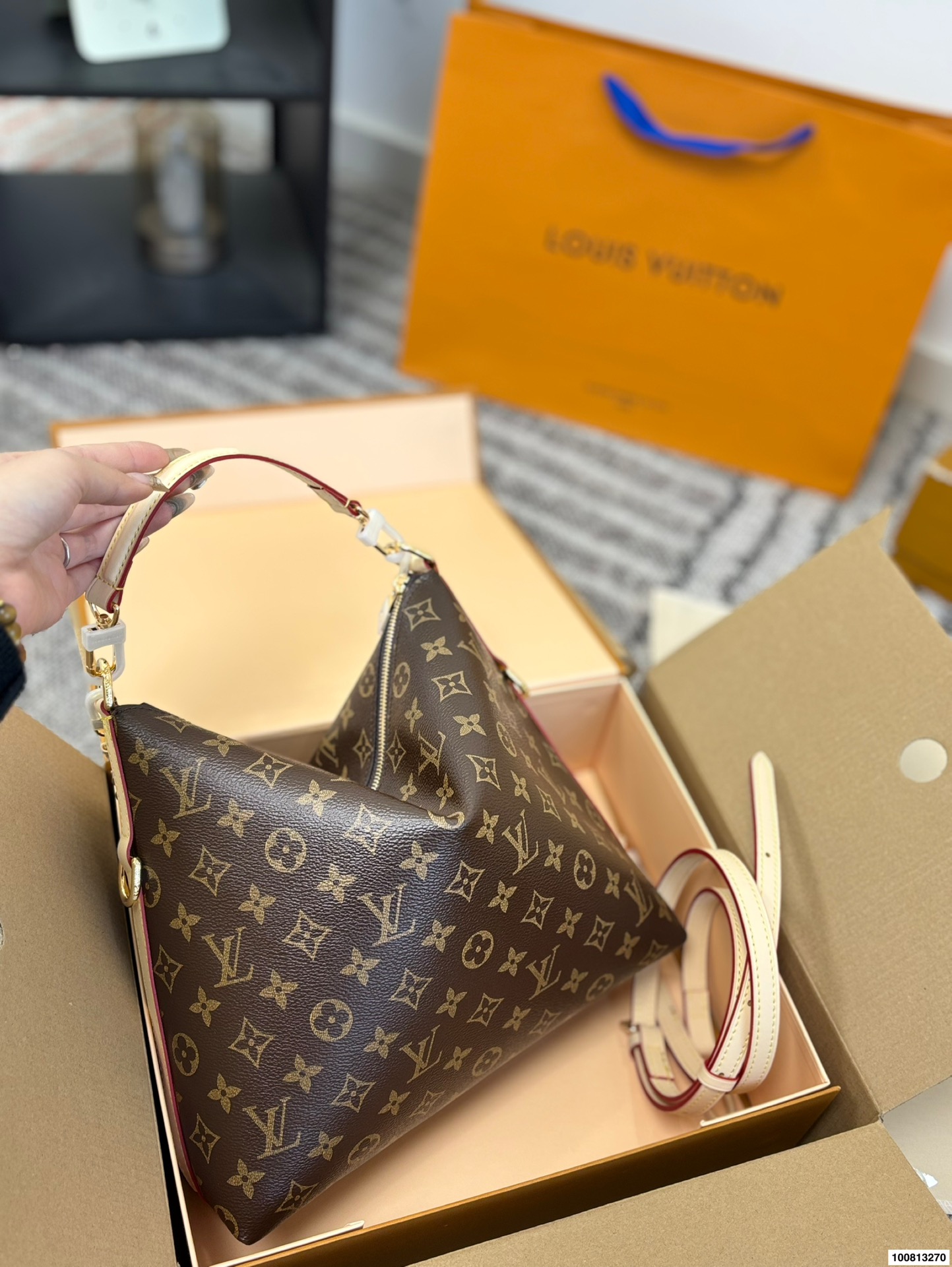 P140(折叠飞机礼盒) LV钟楚曦同款Multipass上身实拍来喽又是钟姐严选了#钟楚曦/同款包蛮复古的一只,个人认为!非常之轻巧,带拉链耶!不怕掉东西了尺寸28 26cm