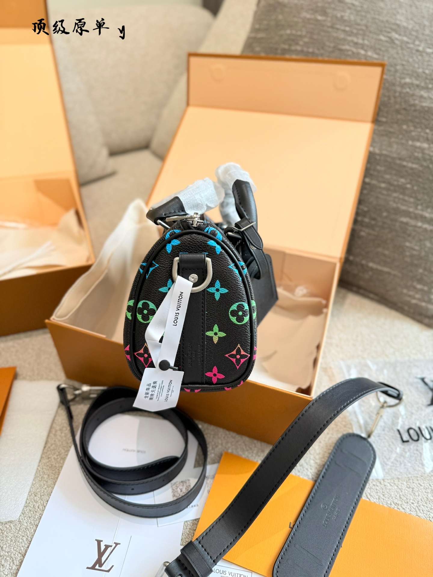 p220 LV渐变彩虹Keepall25 科技感拉满的时尚单品宝子们! LV又放大招啦!这款Keepall25渐变彩虹色真的绝了~ 教染神仙配色 从经典老花到渐变彩虹的自然过渡，像把雨后天空背在身上!男女通杀的中性风，和对象搭成情侣款回头率200% *黑科技加持 包包内置NFC芯片，手机一扫就能验证真伪!再也不用担心买到J货啦~而且涂层帆布防水耐脏，日常通勤、旅行说走就走 设百变背法 可拆卸可调节肩带，手提、单肩、斜挎都能轻松驾驭!251115cm的黄金比例，装下13寸电脑、化妆品、水杯完全无压力~通勤、约会、探店一包搞定 害染细节控狂喜 皮质挂牌质感满分，五金logo在阳光下超闪!包型硬挺有型，塞满东西也不塌，实用性和颜值双在线~现在这款彩虹包已经火到断货啦!喜欢的宝子赶紧冲~在评论区说说，你最喜欢哪个细节吧+