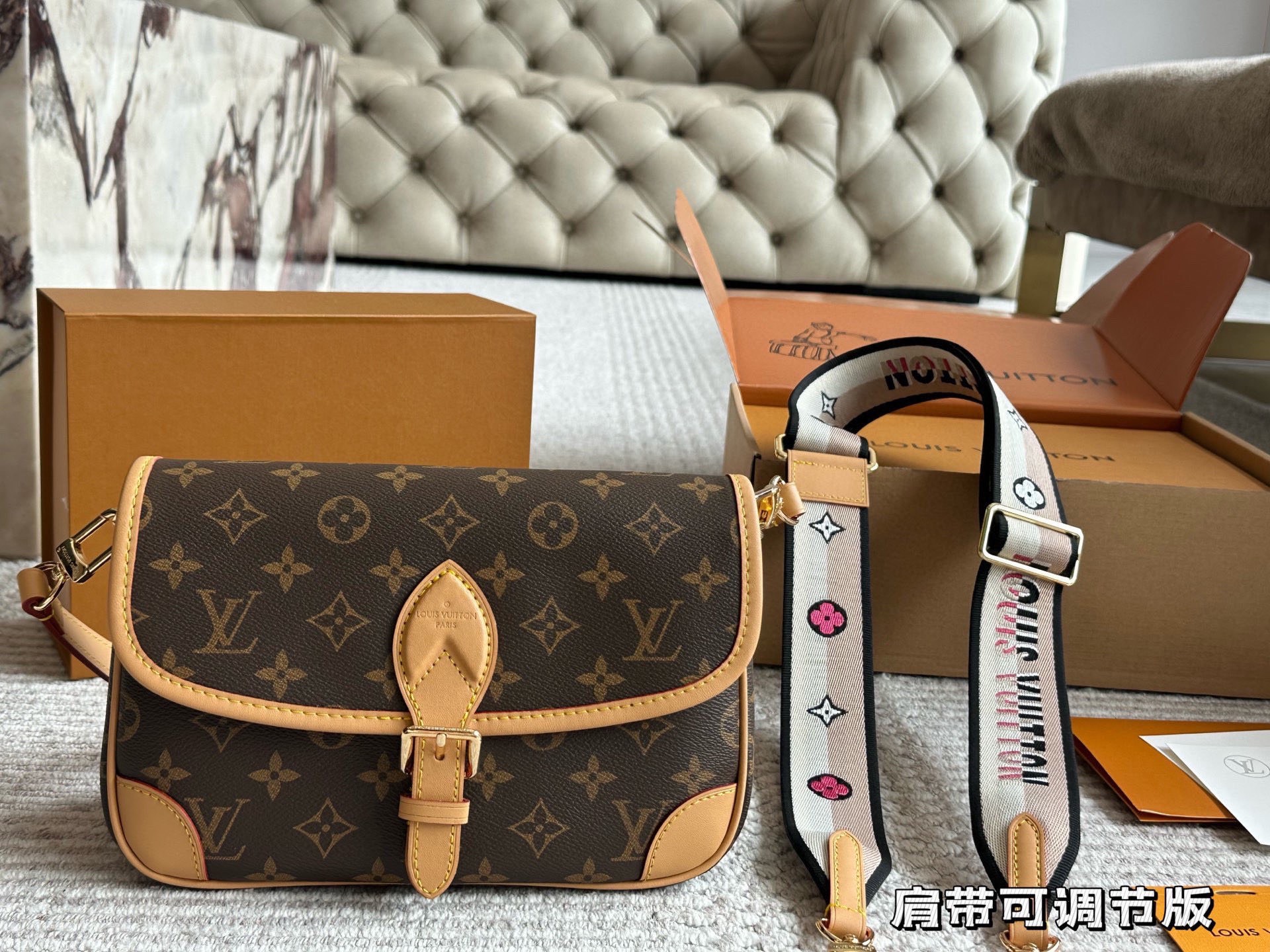 p190 原单顶级 !Lv法棍包穿搭也太好看了吧 无滤镜的上身实拍先 自从speedy20开始就种草了这个系列然后又特别喜欢 双肩带的配置让复古的气质中又带着时尚感搭配起来毫不违和并且肩带可以分开使用四舍五入等于两个包包hhh并且这款融合了|v家所有的爆款元素简直就是将流量密码集合于此必的 容量超级大并且不会有臃肿感我出门门]必备的全都放里， 面了还没装满26cm