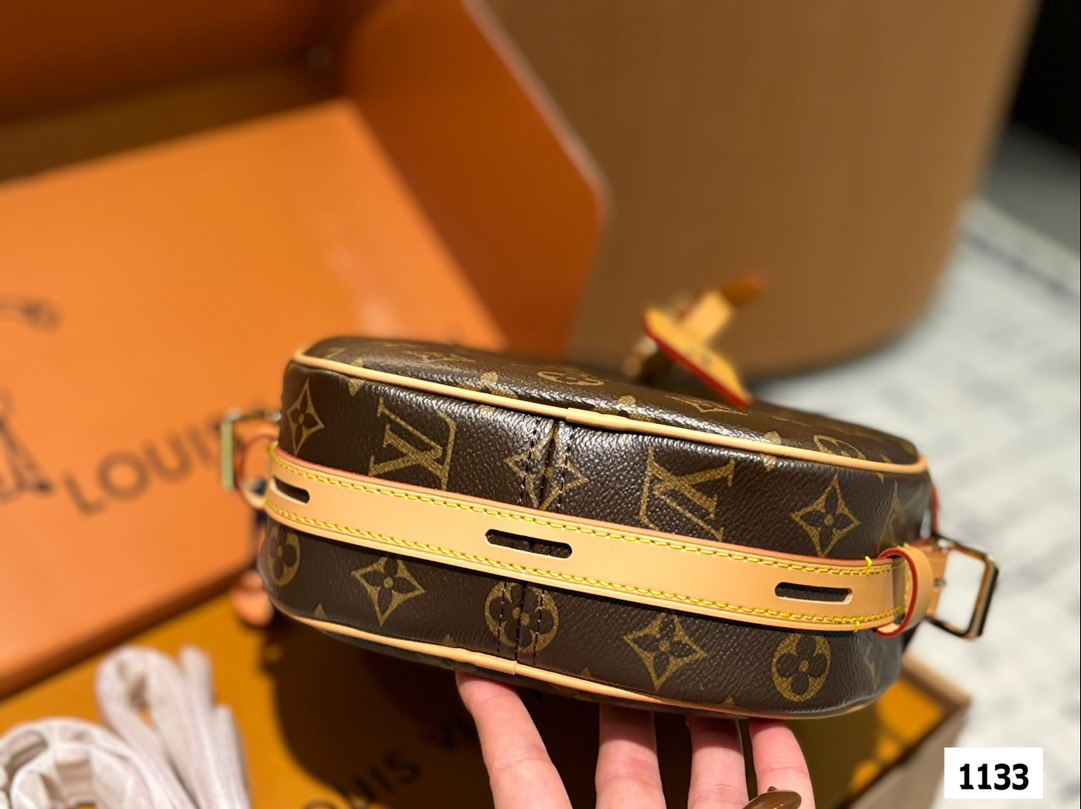 P185 配盒子 size:22*19cm L家 圆饼包真的是太香了 这款圆饼是柔软的 它的容量超级大 刘亦菲把我们的审美拉回来了啦! 非市场通货欢迎对比 🔍 Lv 圆饼包