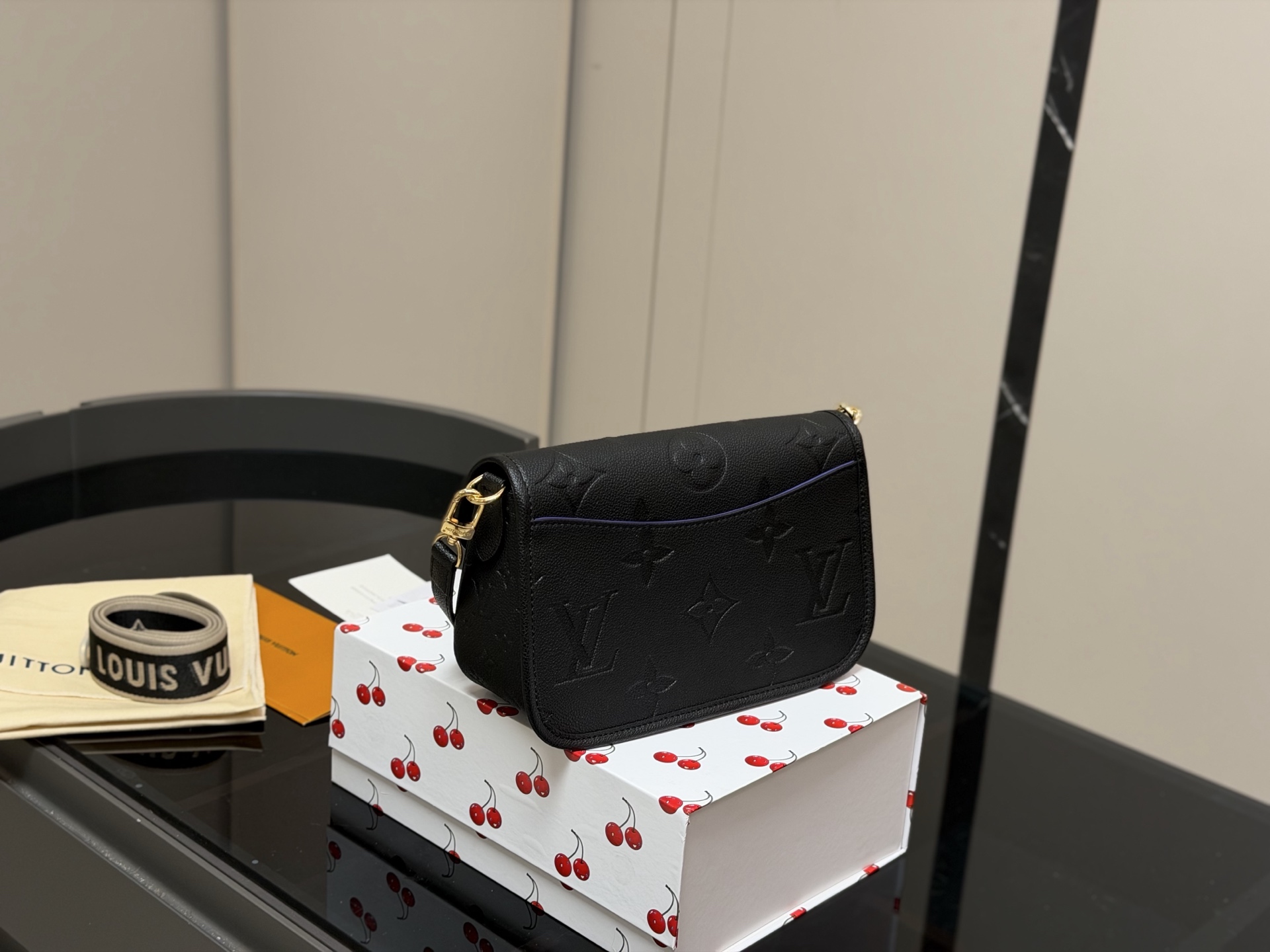 &yen;190 配折叠盒 !Lv法棍包穿搭也太好看了吧 双肩带的配置复古的气质 带着时尚感搭配起来 毫不违和并且肩带可以分开使用四舍五入等于两个包包hhh并且这款融合了| 尺寸:25.16cm