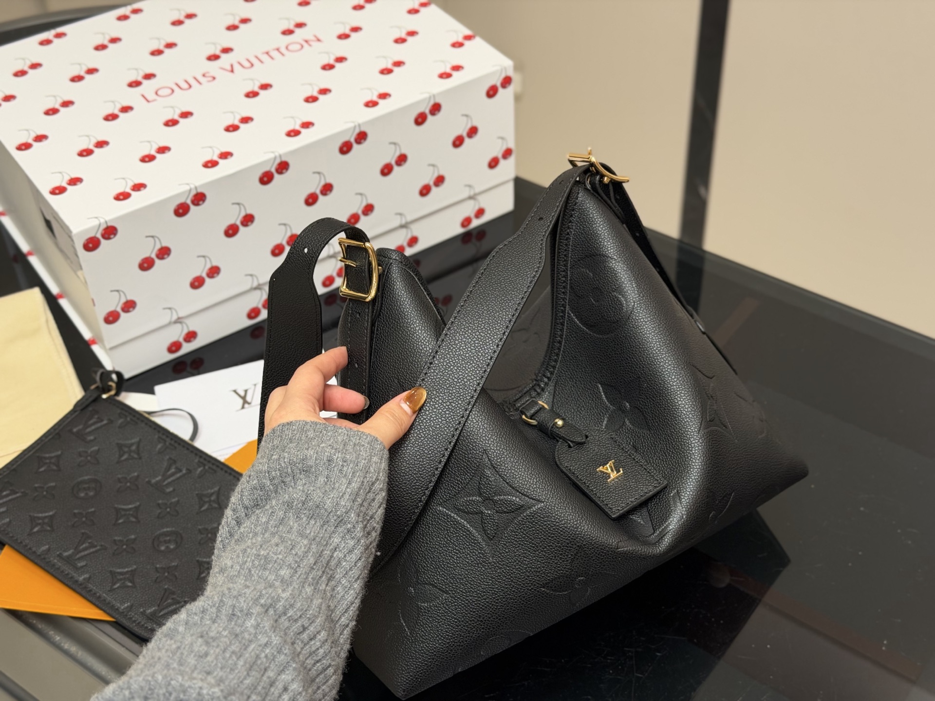 &yen;190 size：26.32cm Lv CarryAll 年度包王 带有蝴蝶结的腋下包喜欢吗， 内附一只收纳零钱包， 性价比颜值超在线了&hellip;！ 单肩斜挎完全没问题 怎么背都很好看！ 搜索🔍Lv 网红腋下包 配折叠盒